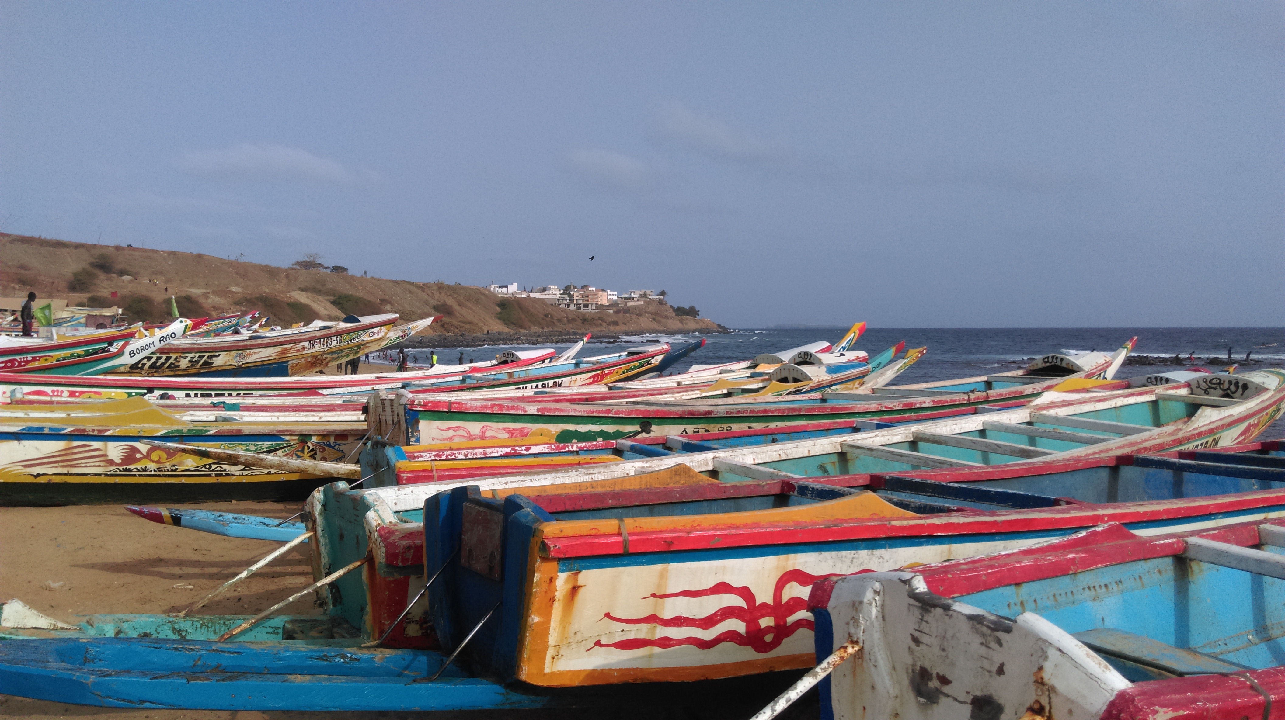Barcas de pesca tradicionales en Dakar, Senegal