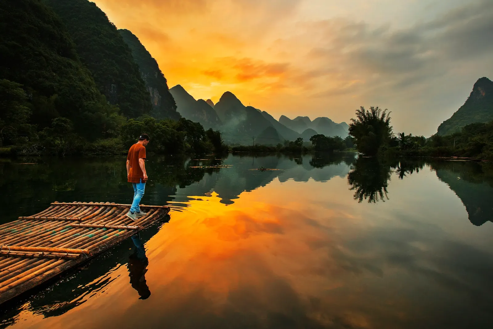 Balsa de bambú en el río Yulong cerca de Yangshuo, China
