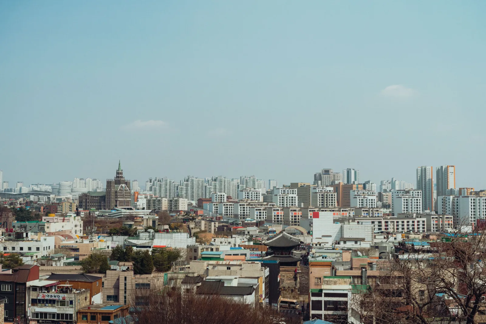 Vista panorámica del skyline de Seúl bajo cielo despejado