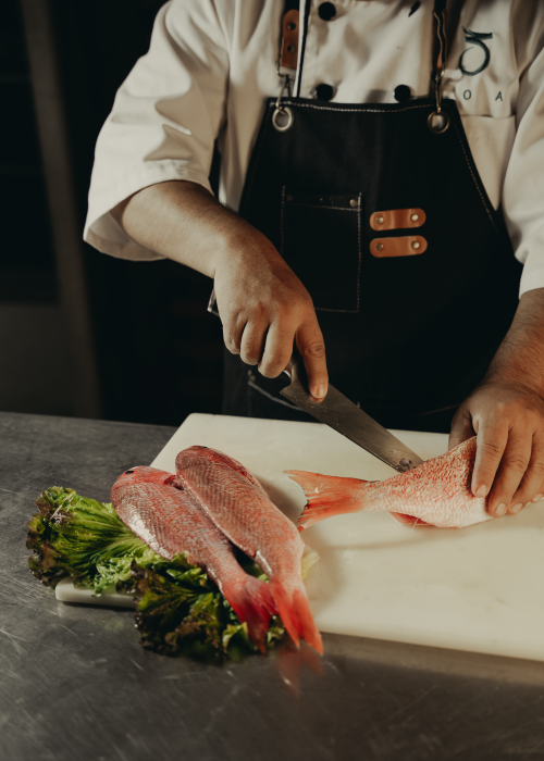 Chef preparando pescado