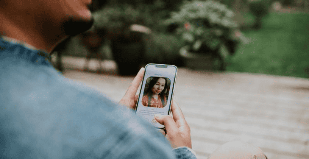 Online dating scams peak ahead of Valentine's Day. Here are warning signs you may be falling for a chatbot