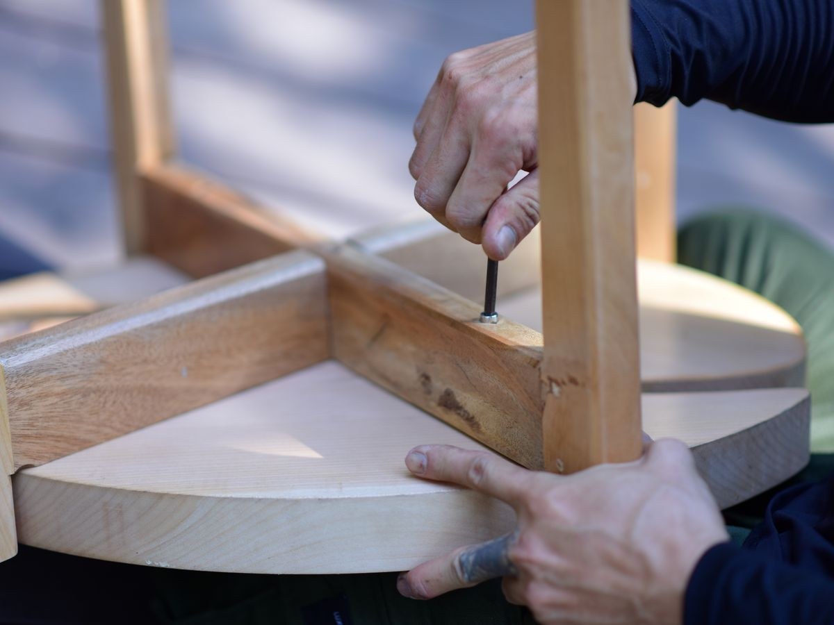 Furniture assembly — tightening wood joints with an Allen key