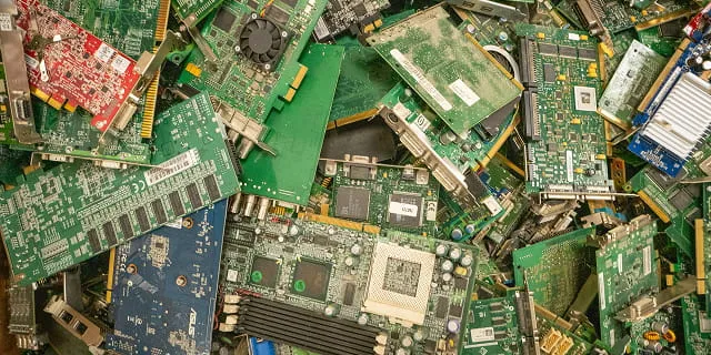 Cartes et composants informatiques triés en vue de la valorisation des métaux