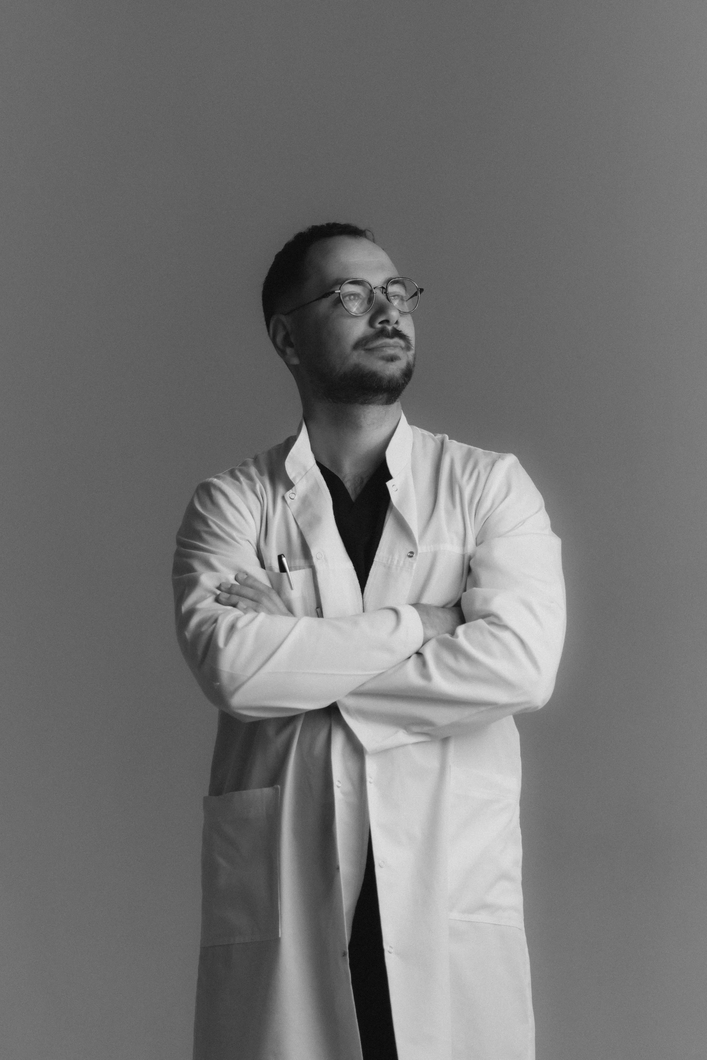 Dr. Alex Shumik, médico estético, tricólogo y cirujano capilar, durante una valoración capilar