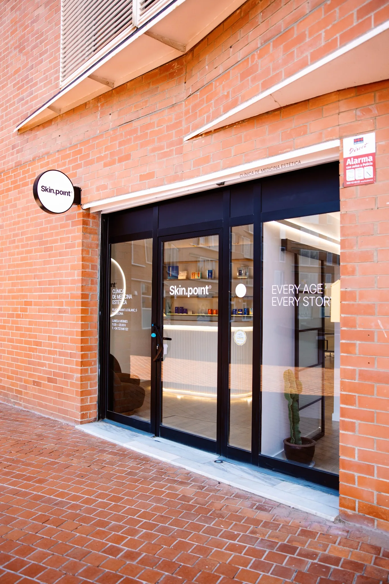Fachada y entrada de Clínica Skin.point® en Barcelona