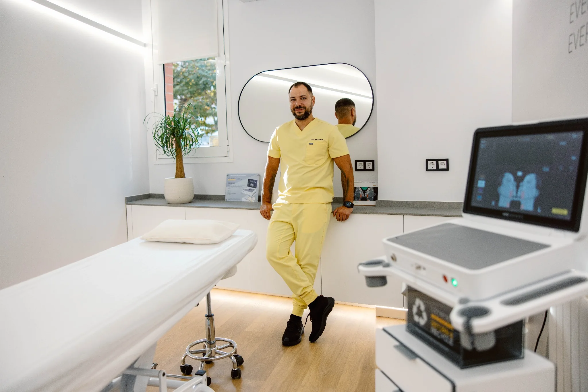 Dr. Alex Shumik junto al equipo de Ultherapy en Skin.point®