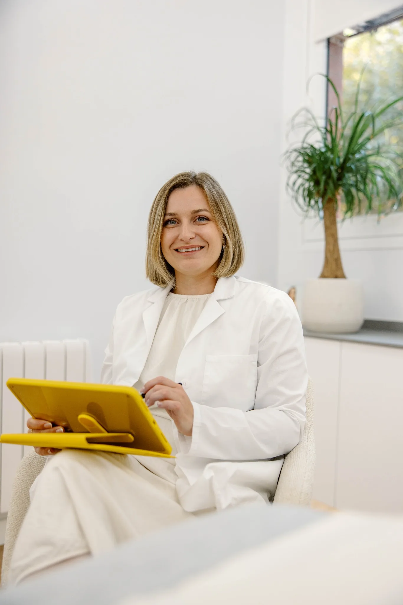 Retrato junto a la mesa de consulta de Skin.point®