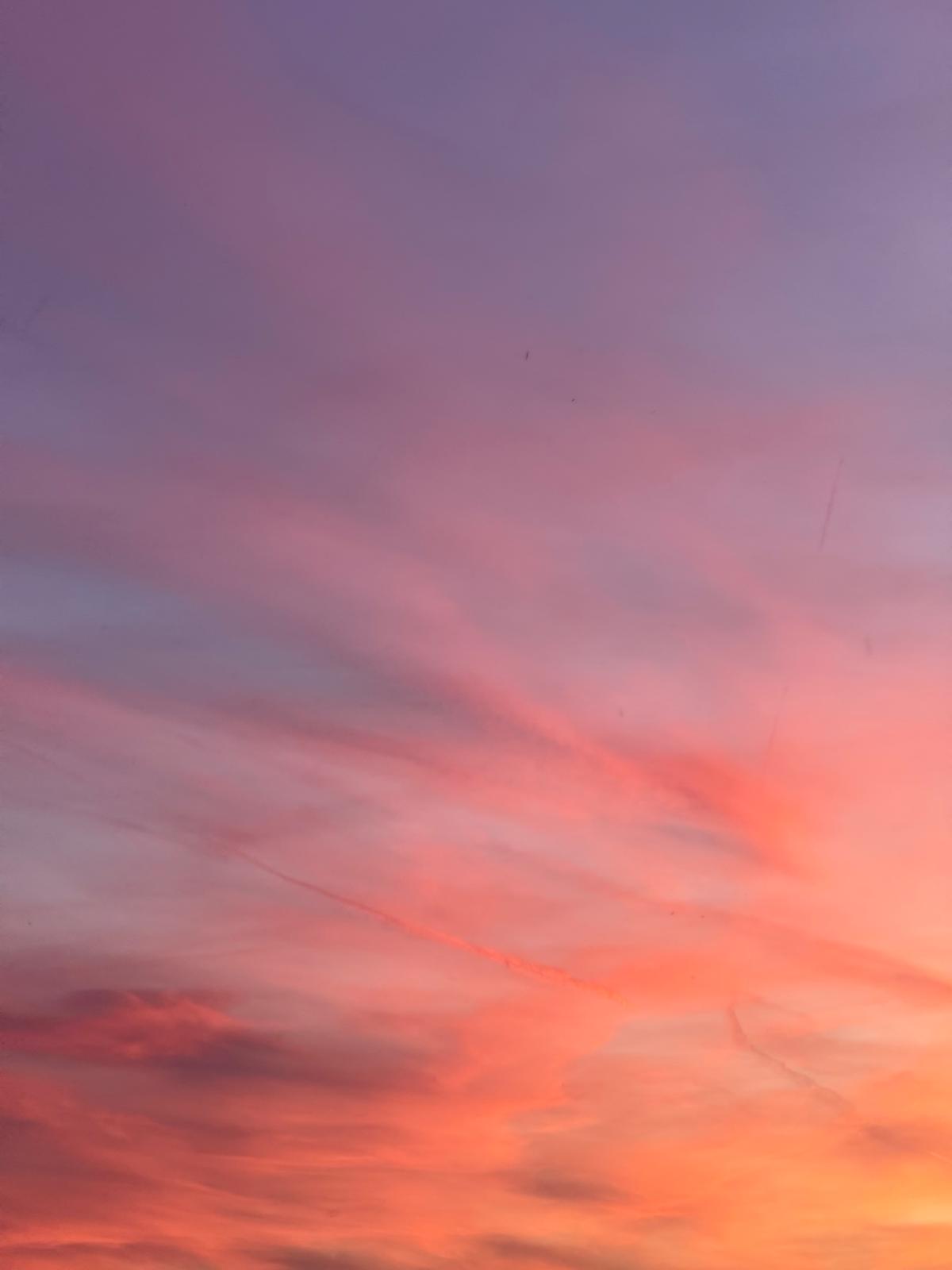 Abendhimmel mit orange-roten und violetten Wolken während des Sonnenuntergangs.