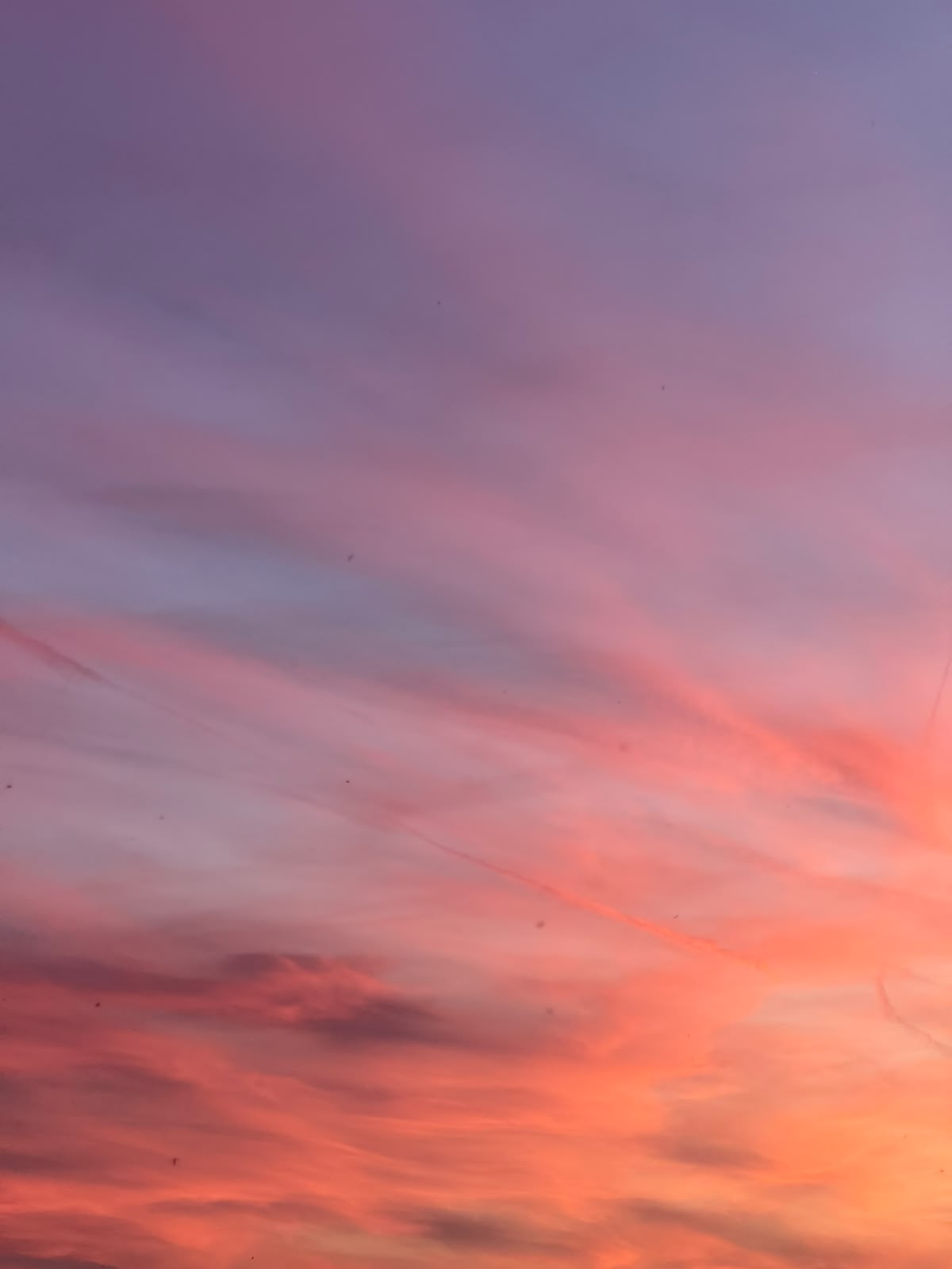 Abendhimmel mit rosa, orangefarbenen und violetten Wolken.