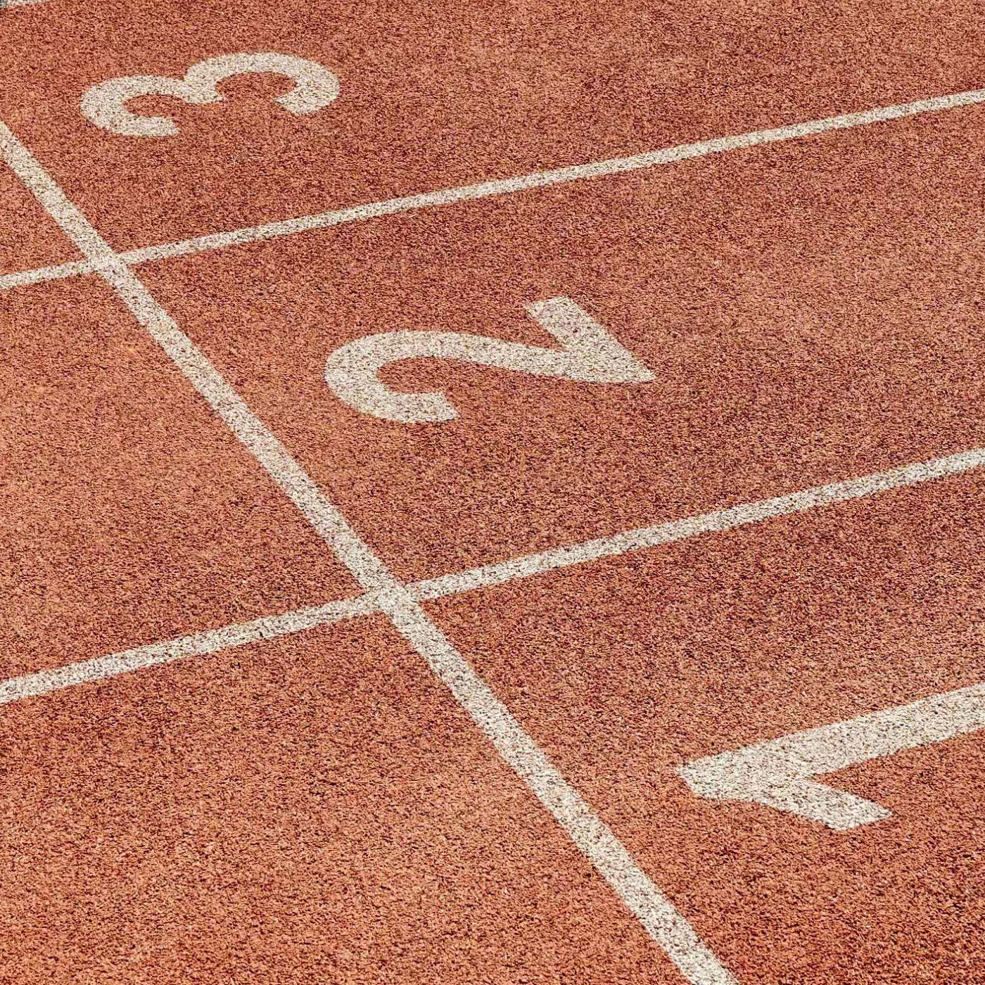 Rote Laufbahn mit weißen Linien und Nummern 1, 2 und 3 für Laufspuren.