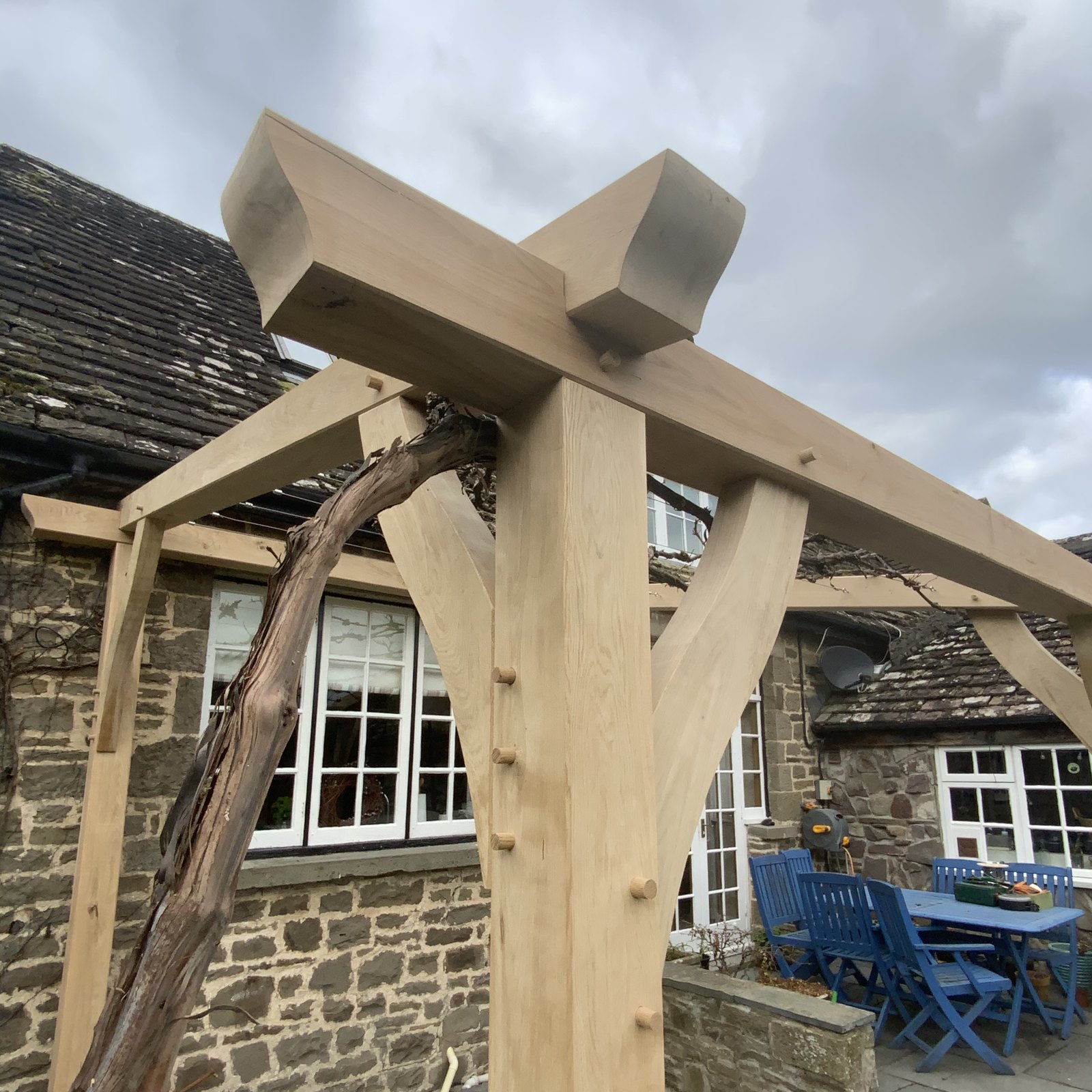 Oak pergola corner post with braces on two sides