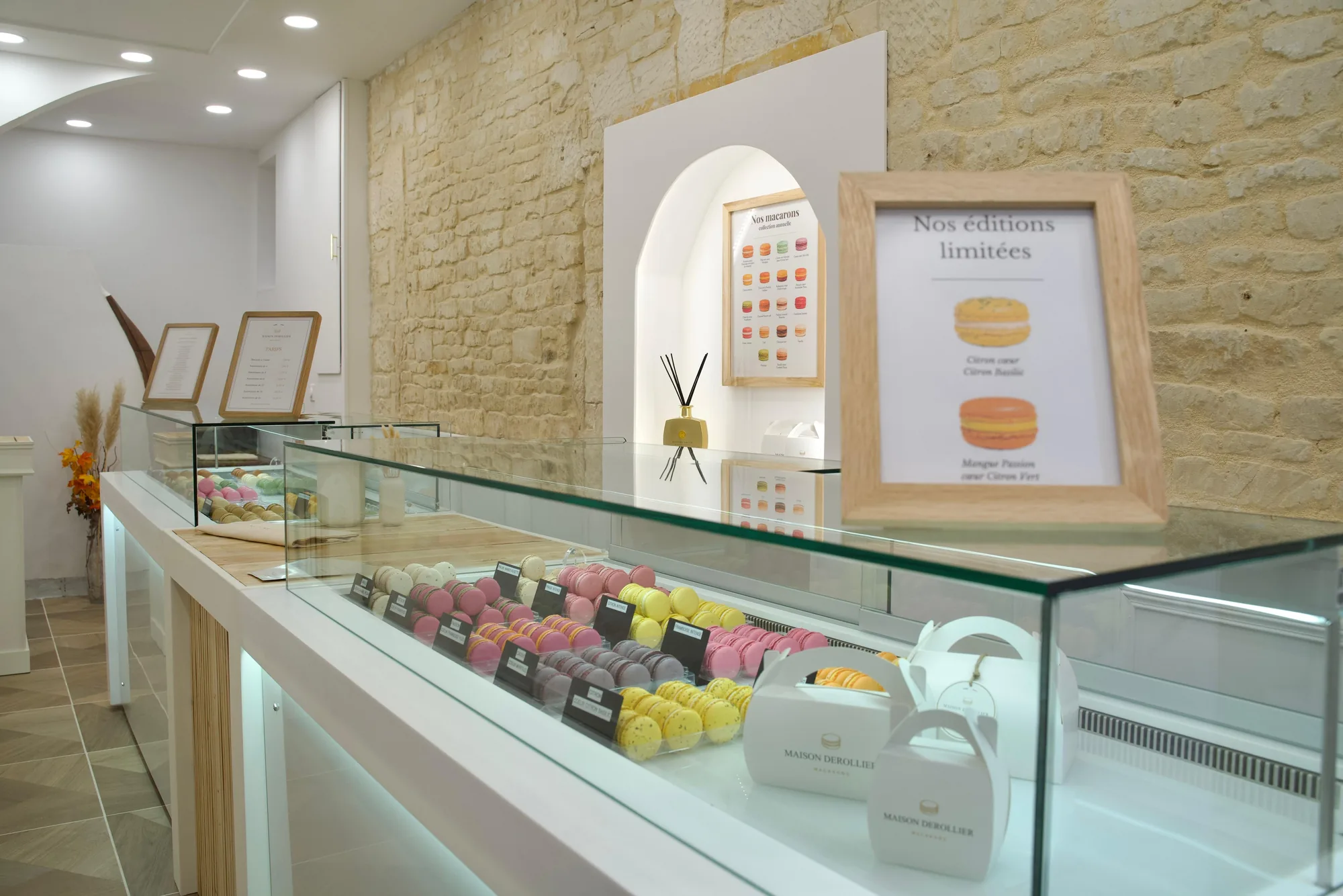 Comptoirs de la boutique Maison Derollier avec boîtes à offrir et éditions limitées.