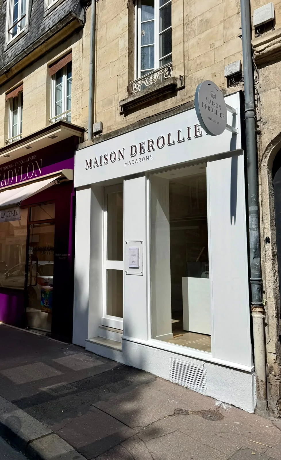 Devanture blanche de la boutique Maison Derollier, rue Guillaume le Conquérant à Caen.