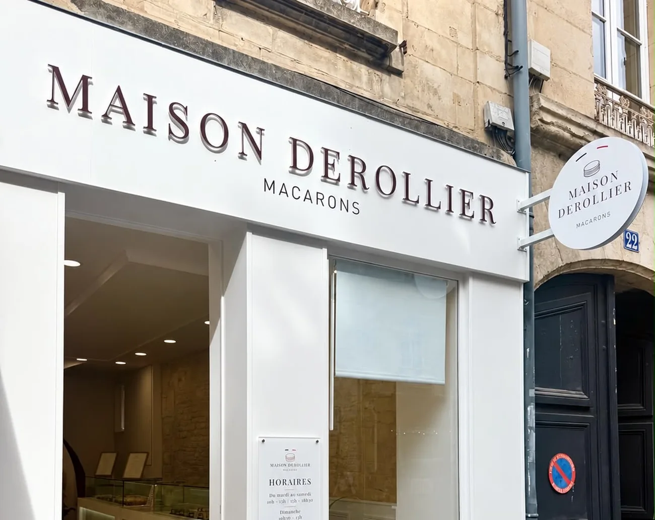 Devanture blanche de la boutique Maison Derollier, rue Guillaume le Conquérant à Caen.