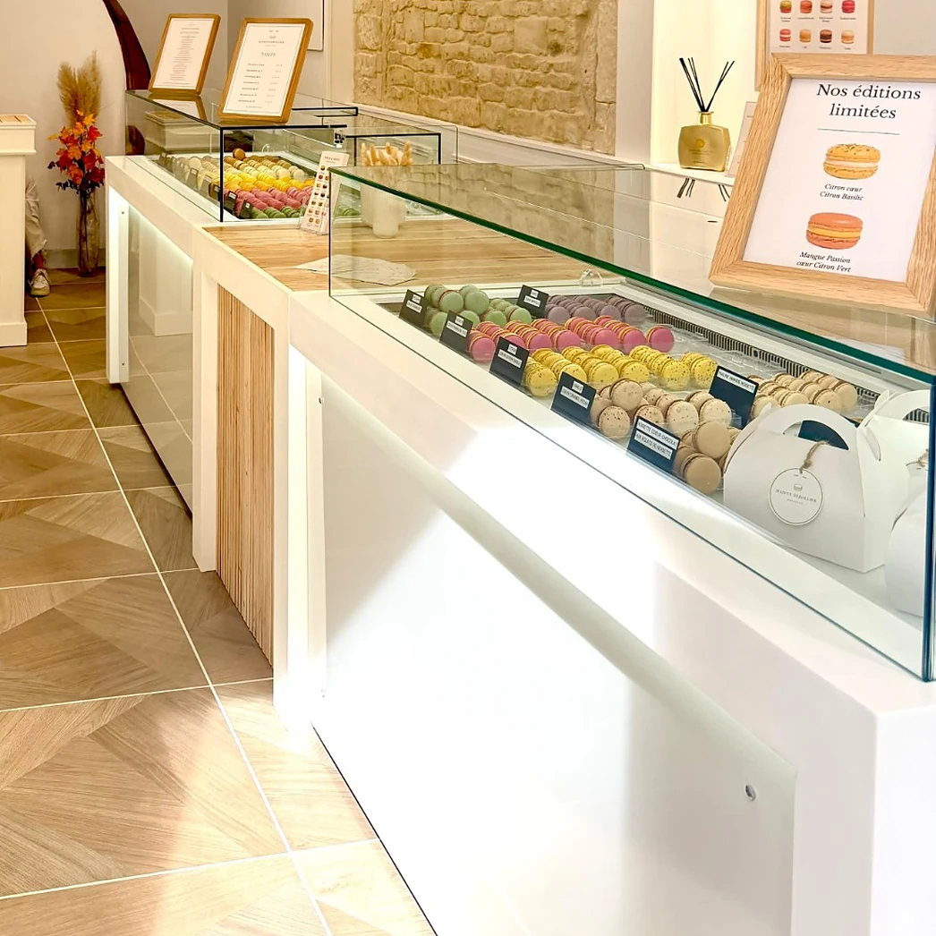 Vitrine de macarons et coffrets Maison Derollier dans la boutique à Caen.