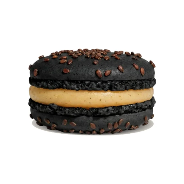 Macaron vanille cœur potiron épicé, coque noire au charbon végétal, Maison Derollier