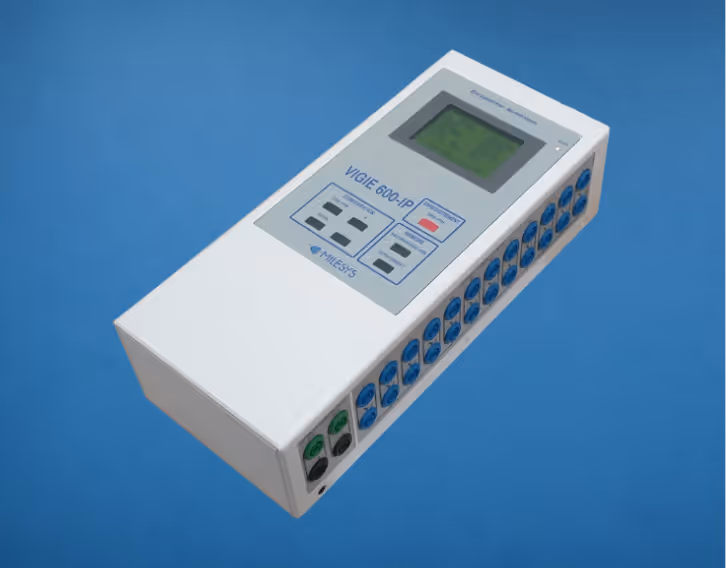 Enregistreur numérique Milesys VIGIE 600-IP, boîtier blanc avec écran LCD, boutons de configuration et connecteurs bleus sur le côté.