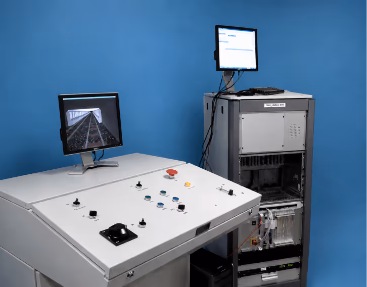 Banc simulateur ferroviaire Milesys : pupitre de commande avec boutons et écran 3D de tunnel, baie rack TR03_LEVELB_NVR et moniteur de supervision.