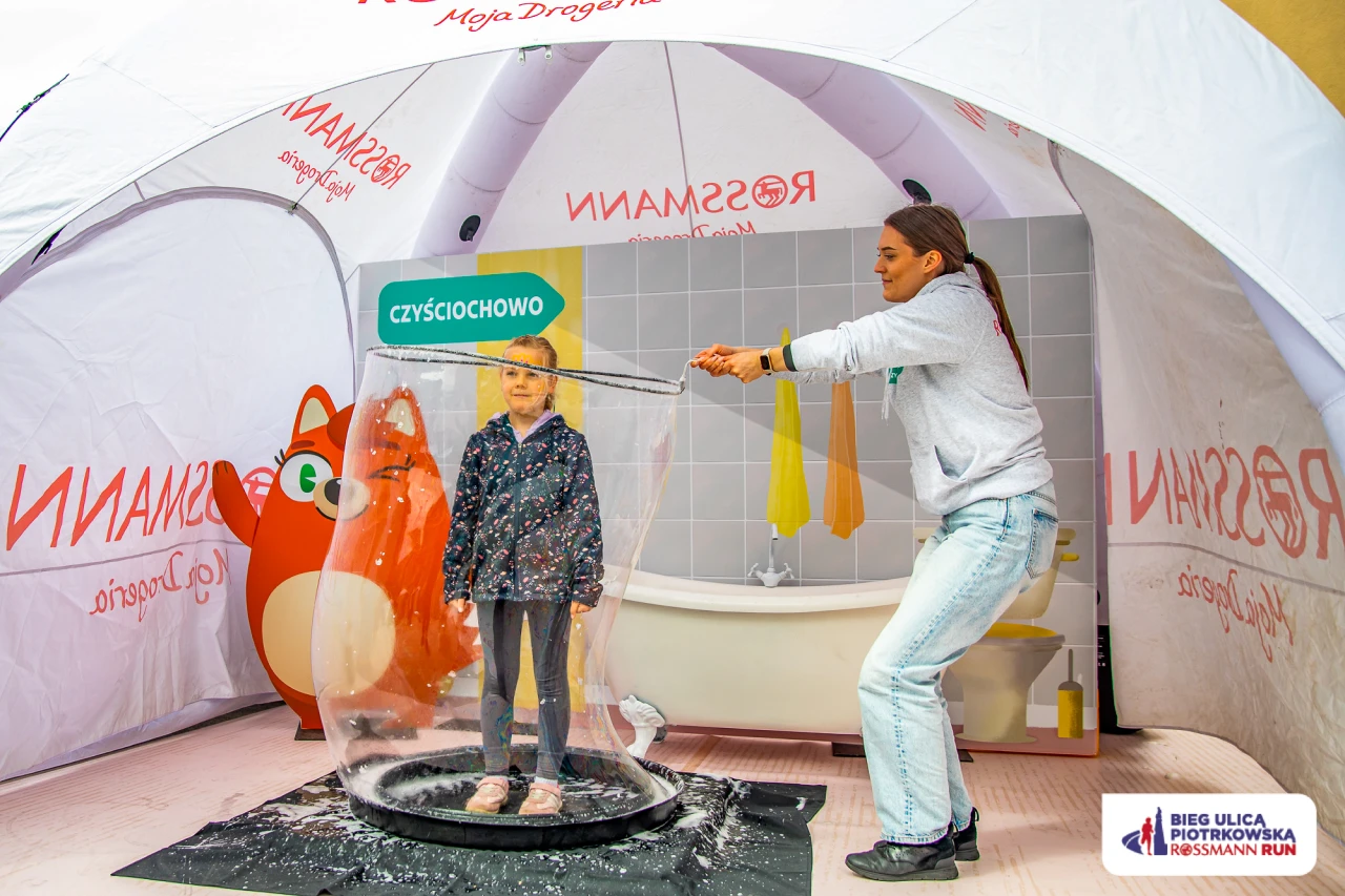 Dzieci i bohaterowie Czyściochowa podczas wydarzenia sportowego