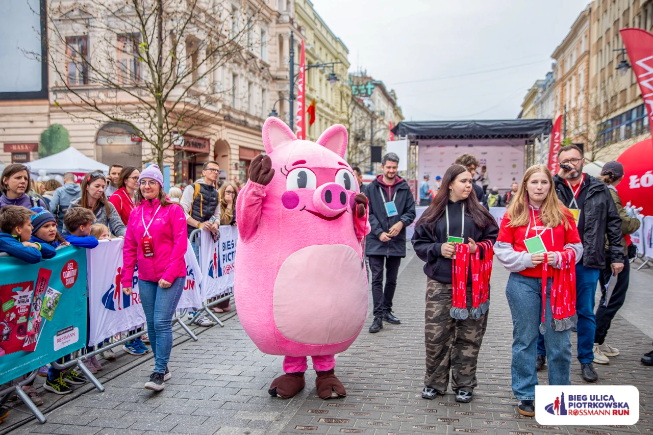 Maskotki Czyściochowa witające uczestników Mini Rossmann Run