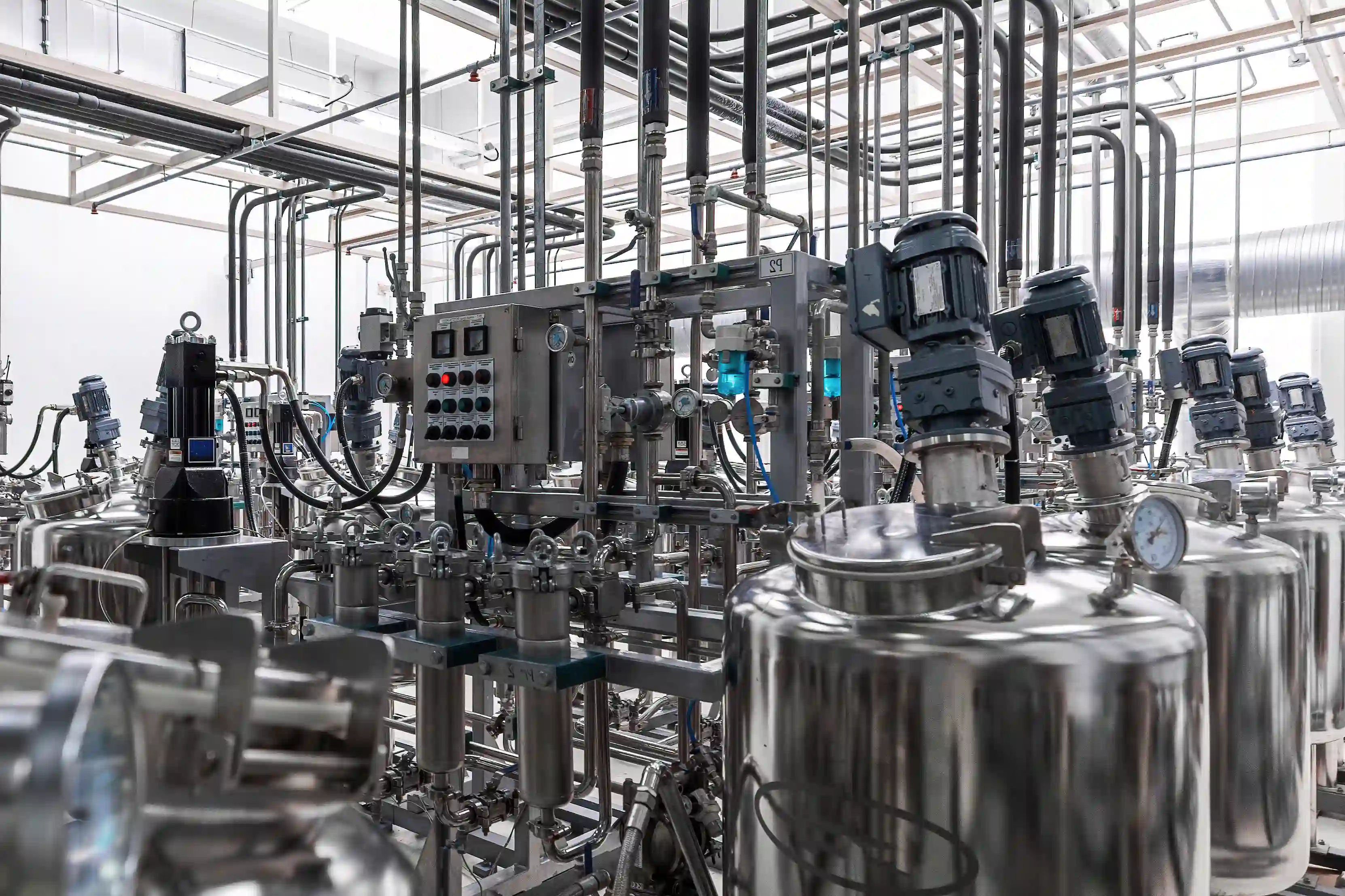Línea de producción industrial con maquinaria automatizada para abastecimiento desde China y control operativo en fábrica
