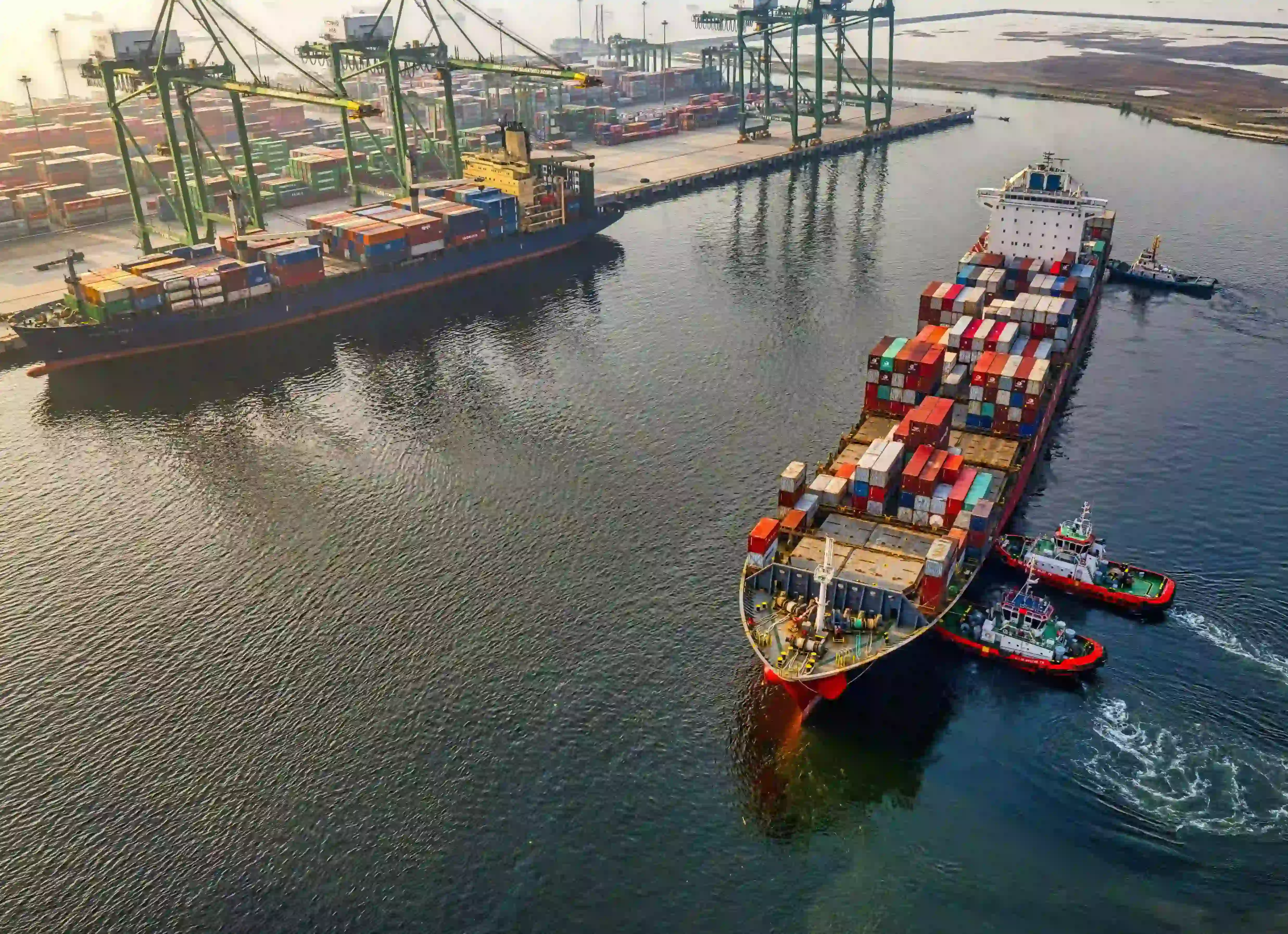 Buque portacontenedores en puerto que representa las operaciones de envío e importación desde China de Zennport