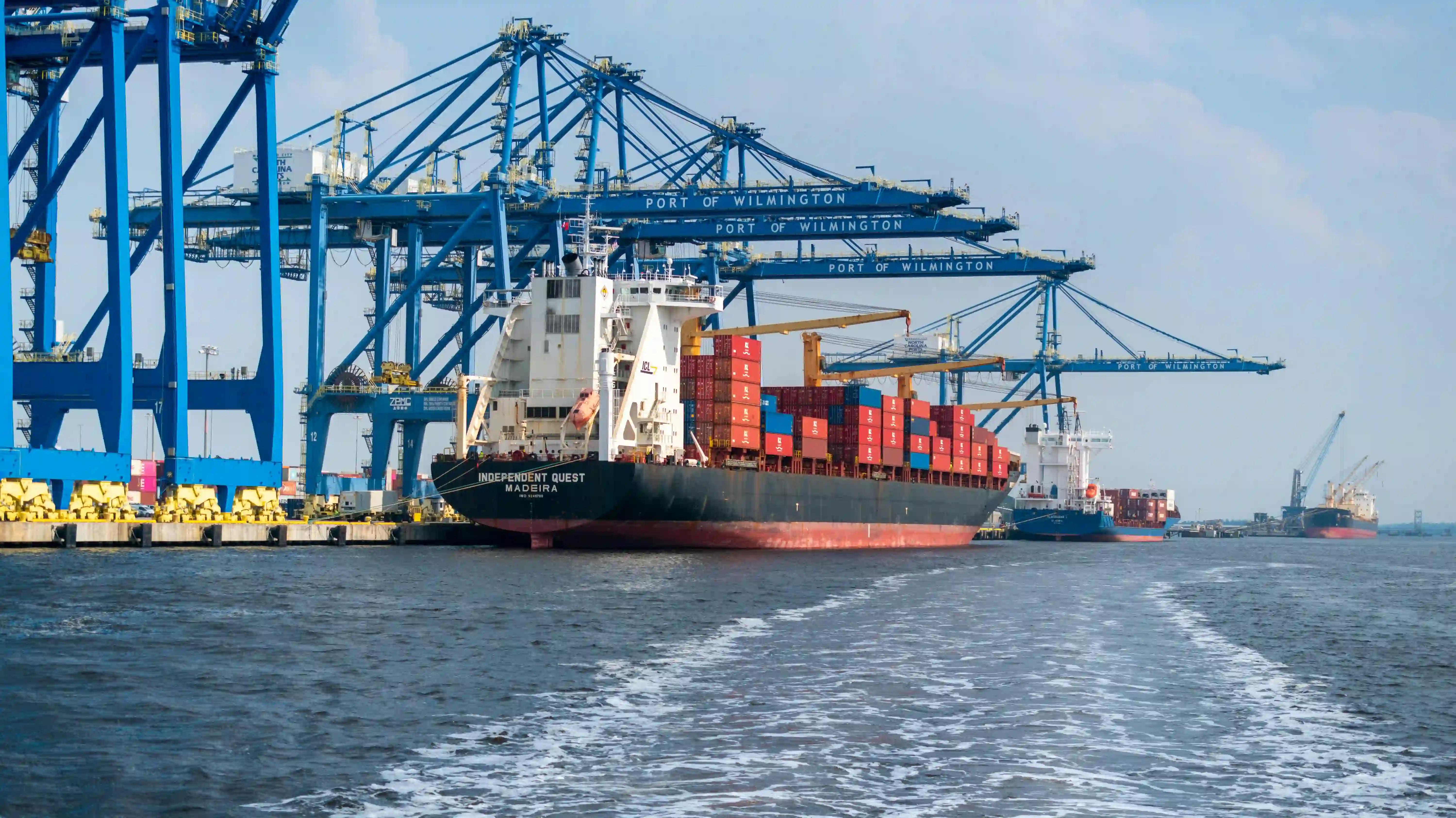 Operación logística con buque de contenedores en puerto chino para importadores y distribuidores