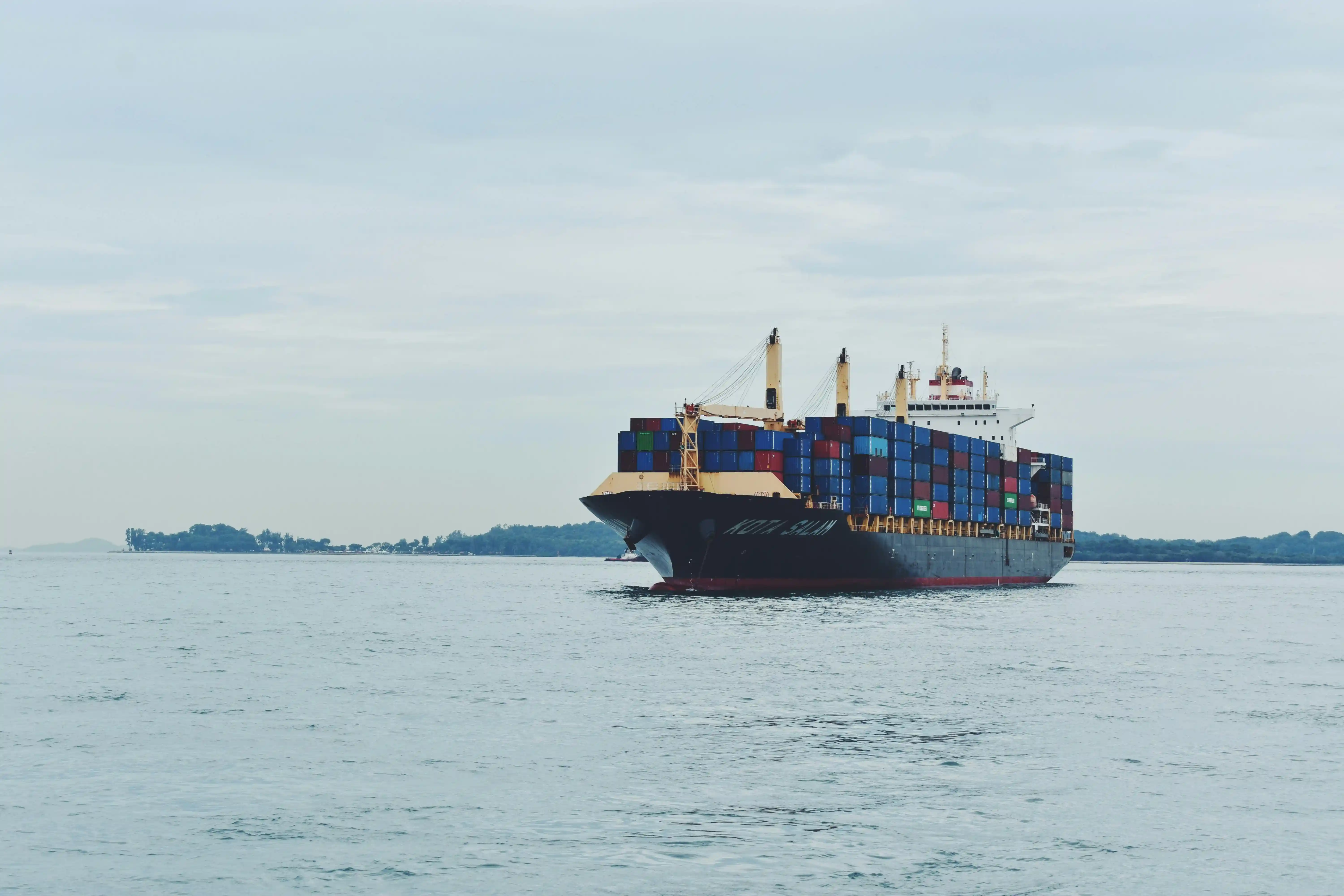 Operación logística con buque de contenedores en puerto chino para importadores y distribuidores