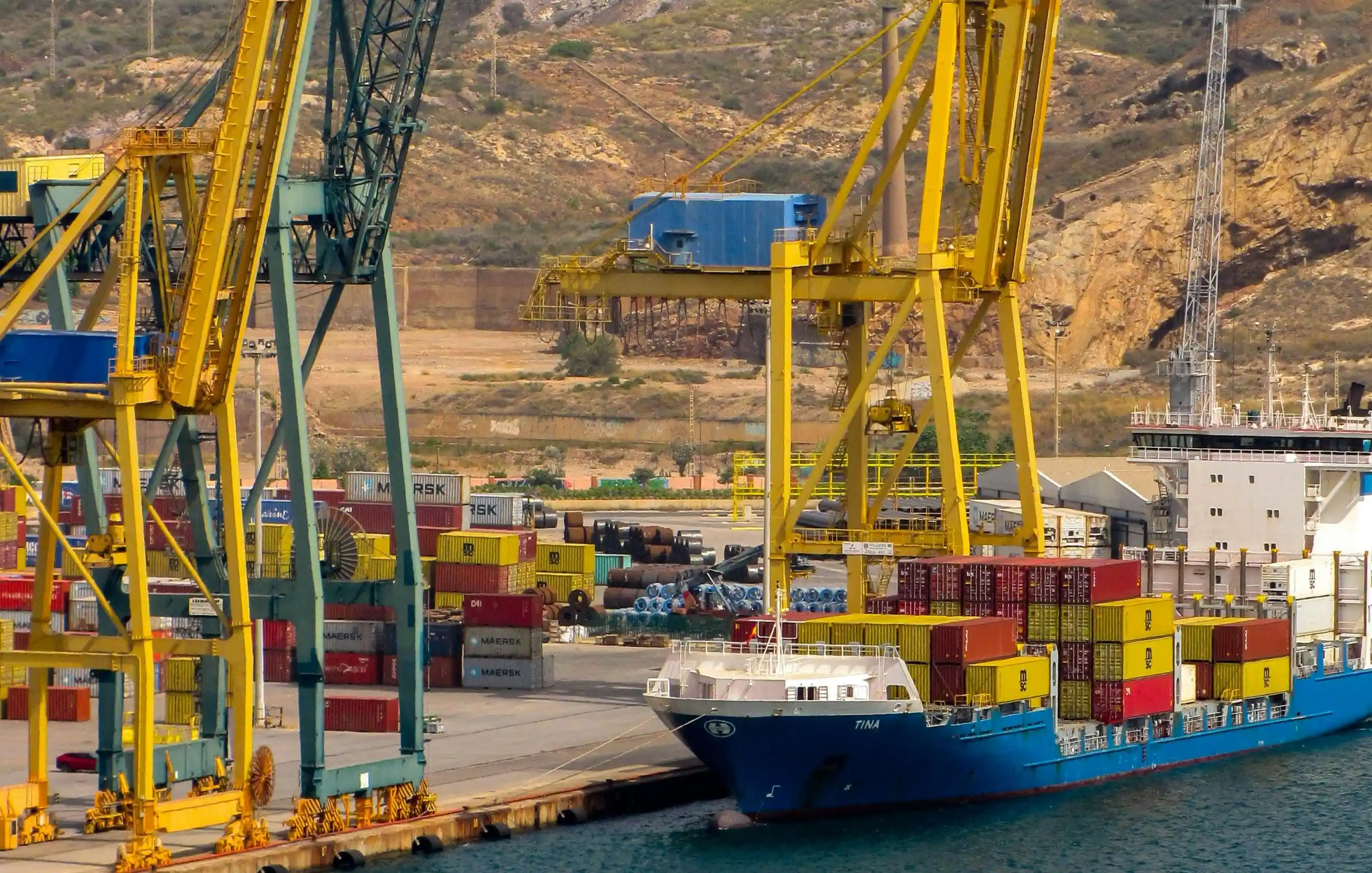 Operación logística con buque de contenedores en puerto chino para importadores y distribuidores