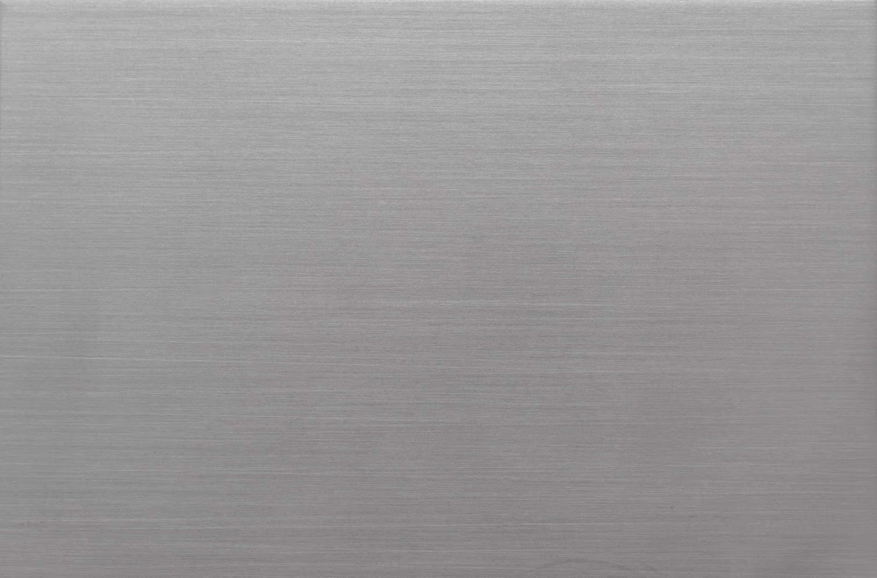 Gebürstete Aluminiumoberfläche mit feiner horizontaler Textur.