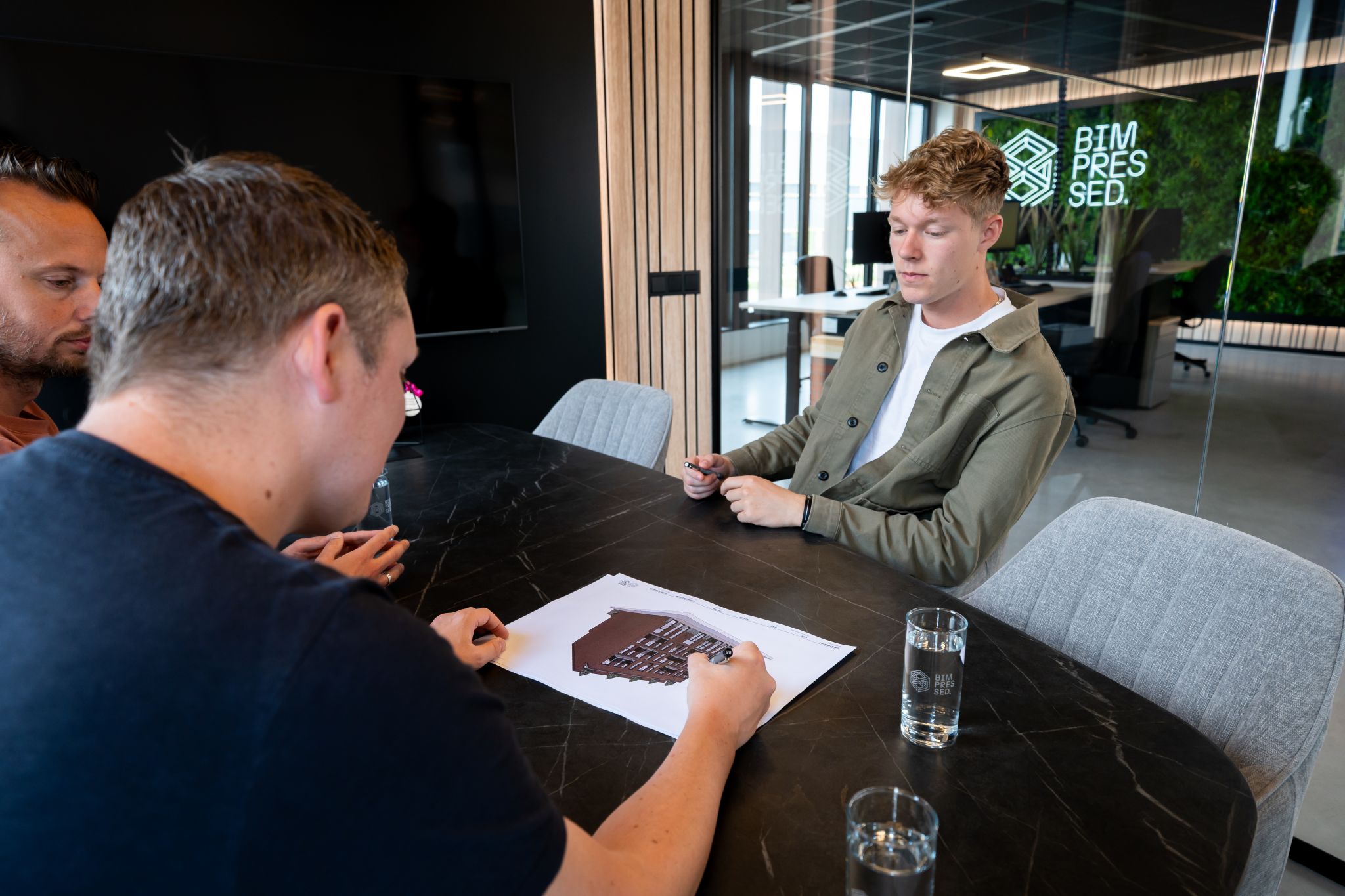 Michel in overleg tijdens een vergadering