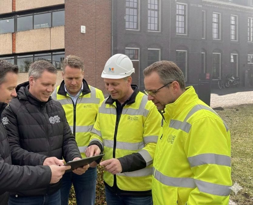 Michel in overleg met bouwvakkers op de bouwplaats
