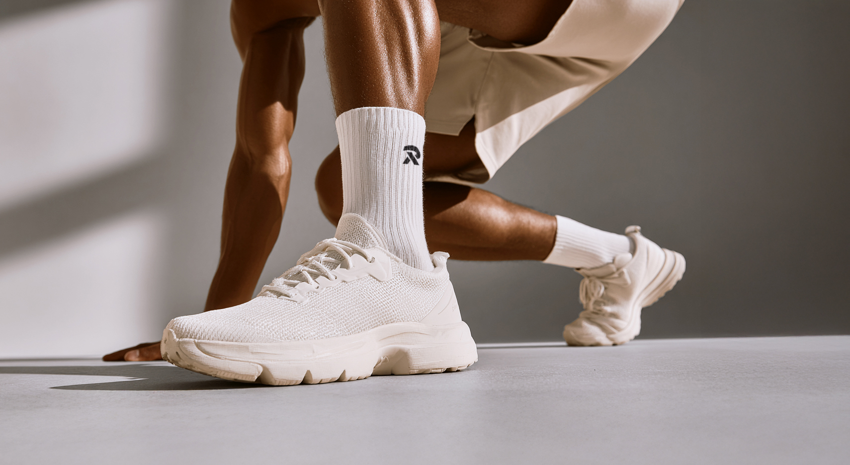 Men's sustainable white sports socks — recycled coffee yarn — odour-resistant and moisture-wicking — EECOFF circular sportswear