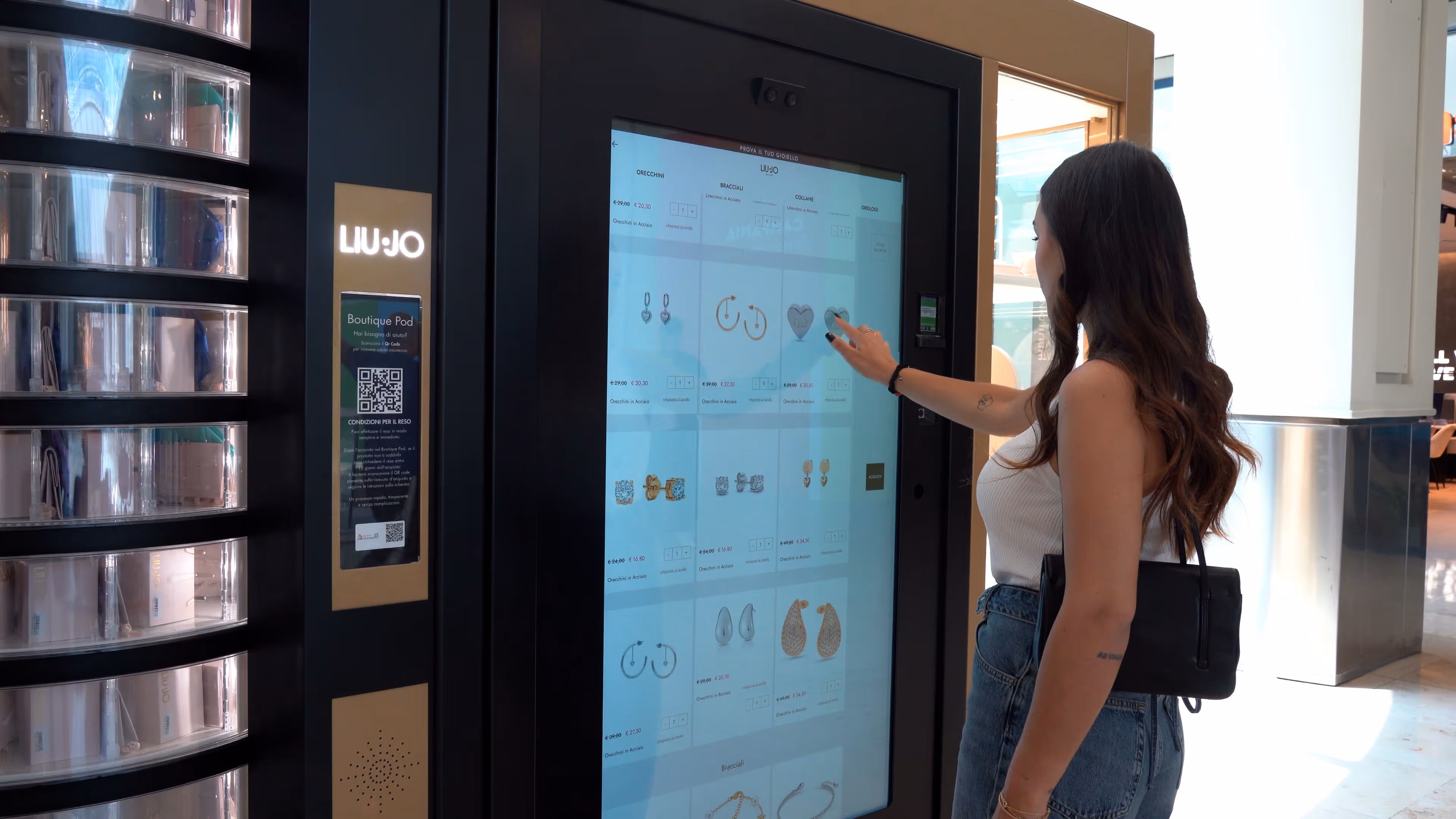 Acquisto contactless sul touch screen del Boutique Pod