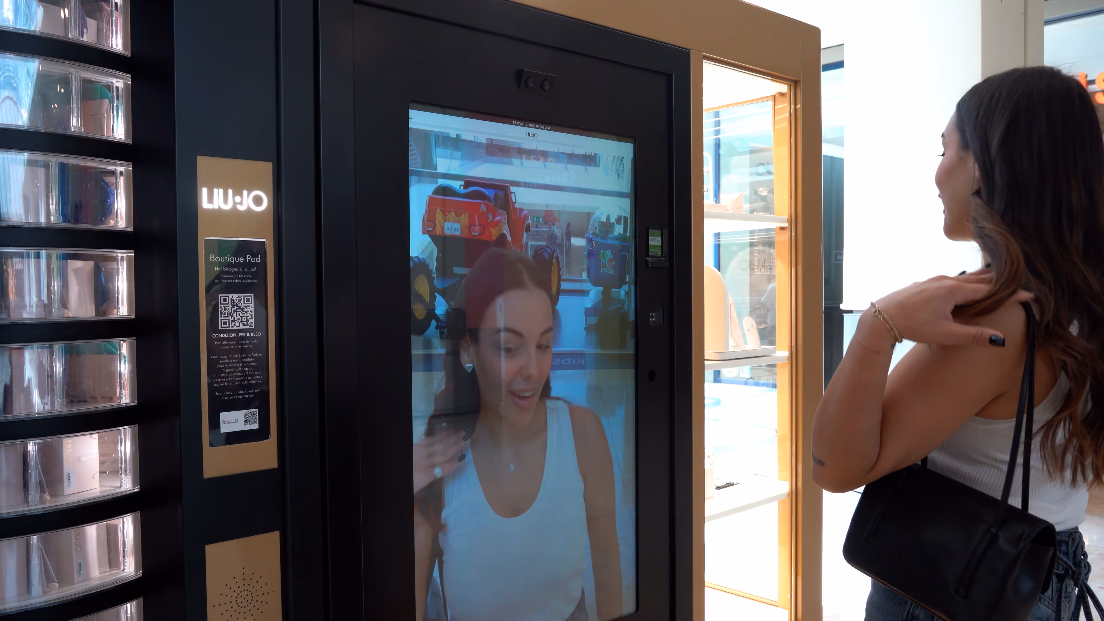 Virtual Try-On sullo specchio digitale del Boutique Pod