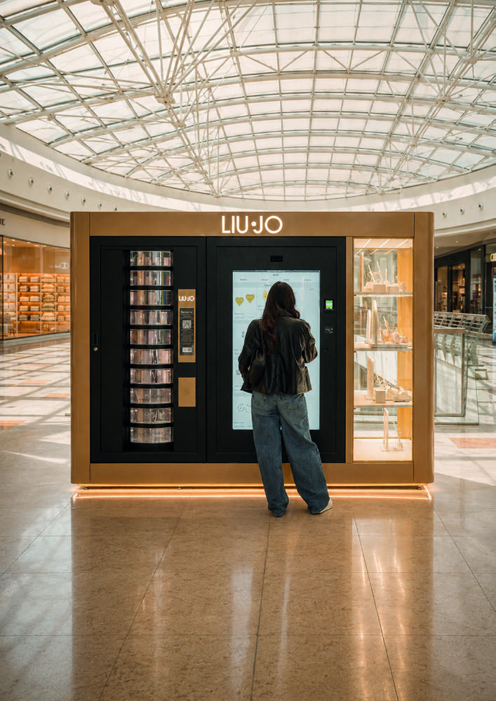 Cliente scopre la collezione nella vetrina del Boutique Pod