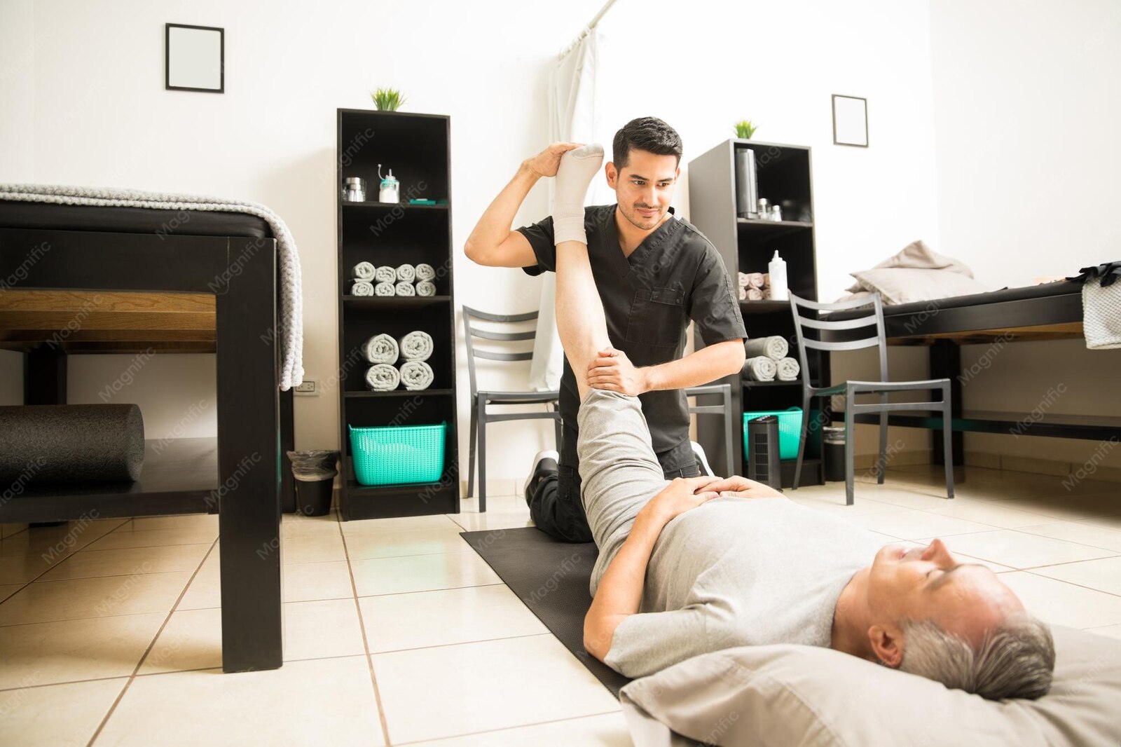 Kinésithérapeute accompagnant un patient dans un exercice