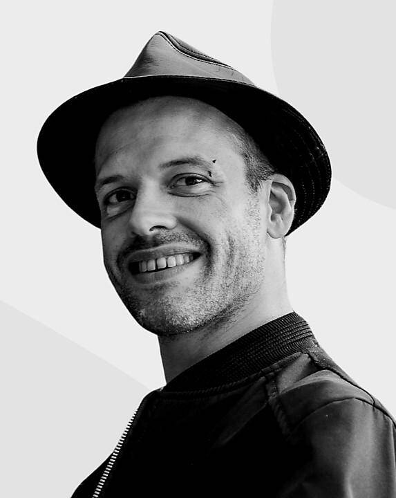 Portrait de Jonathan, fondateur de Novel Studio, graphiste et UI designer