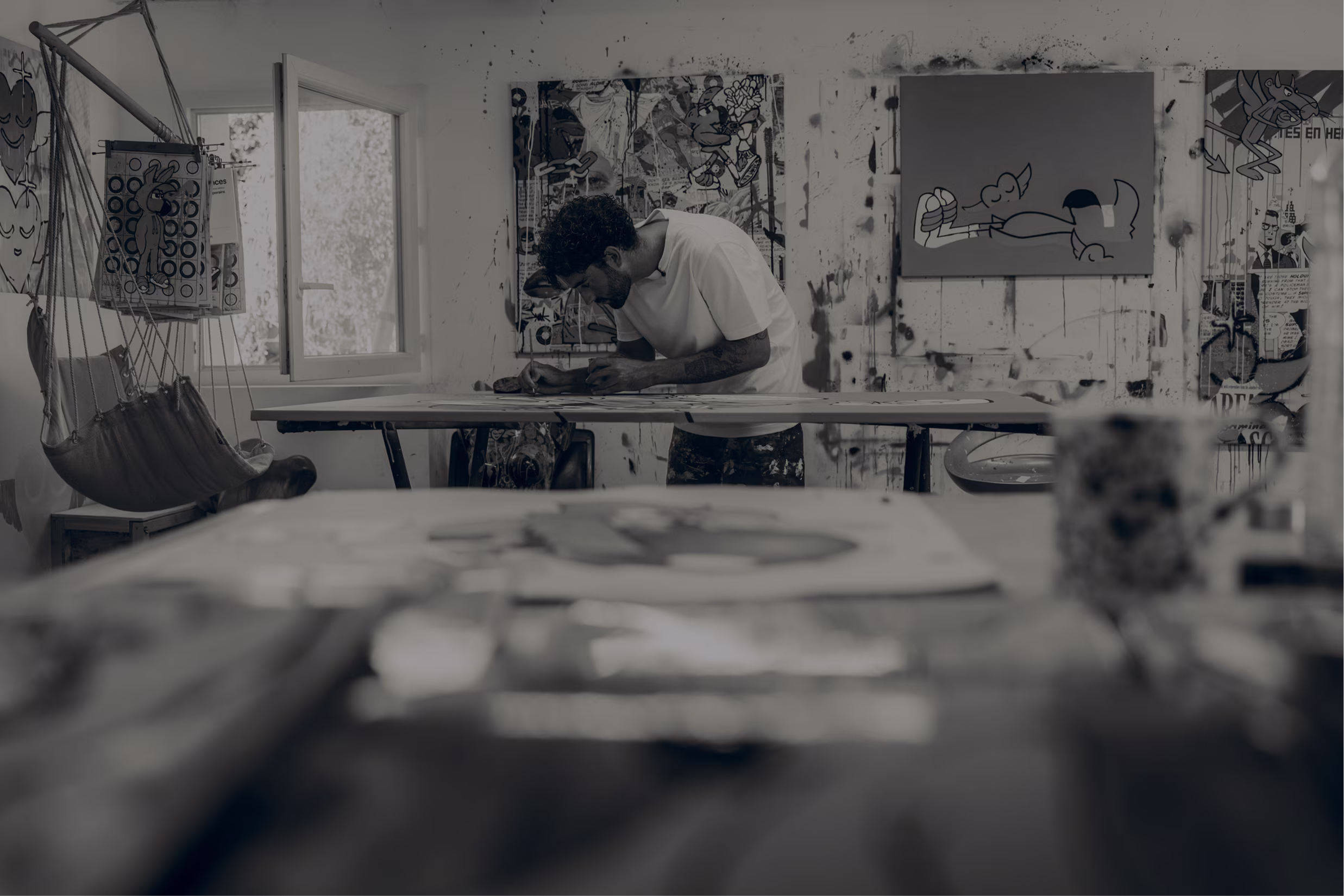 Hugo W2CJ en train de peindre une toile dans son atelier