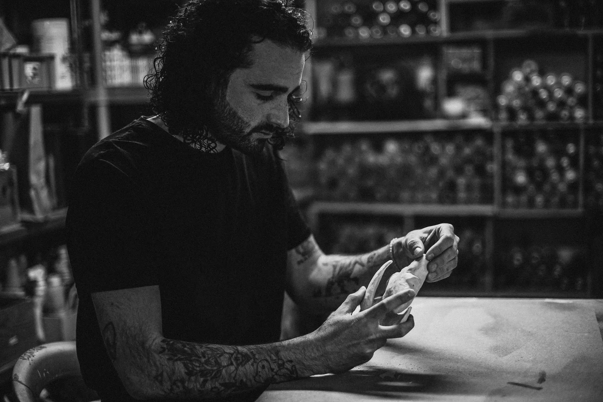 Hugo W2CJ dans son atelier, modelant la maquette de Roger le Flamant Rose