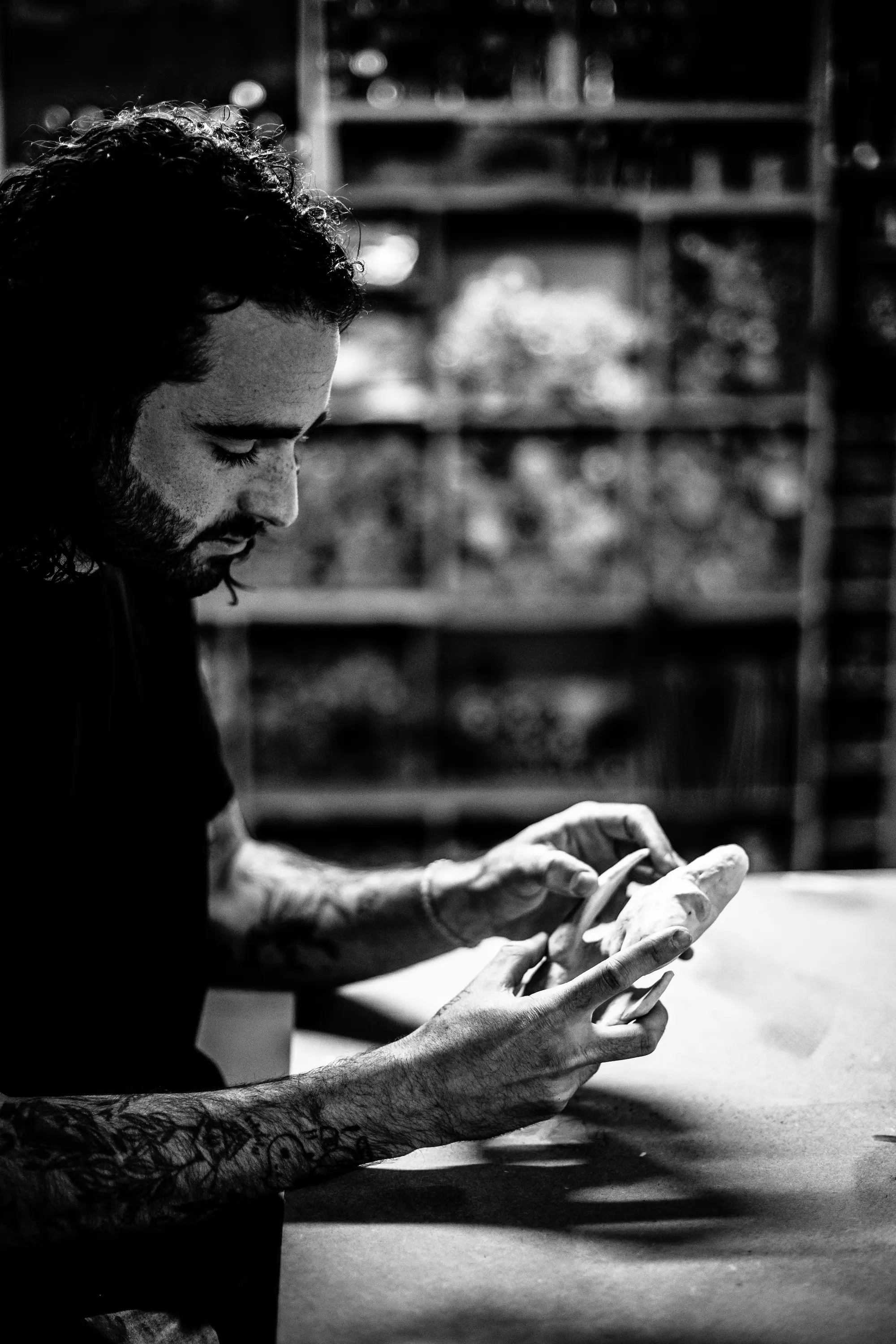 Hugo W2CJ modelant à la main la maquette de Roger le Flamant Rose dans son atelier