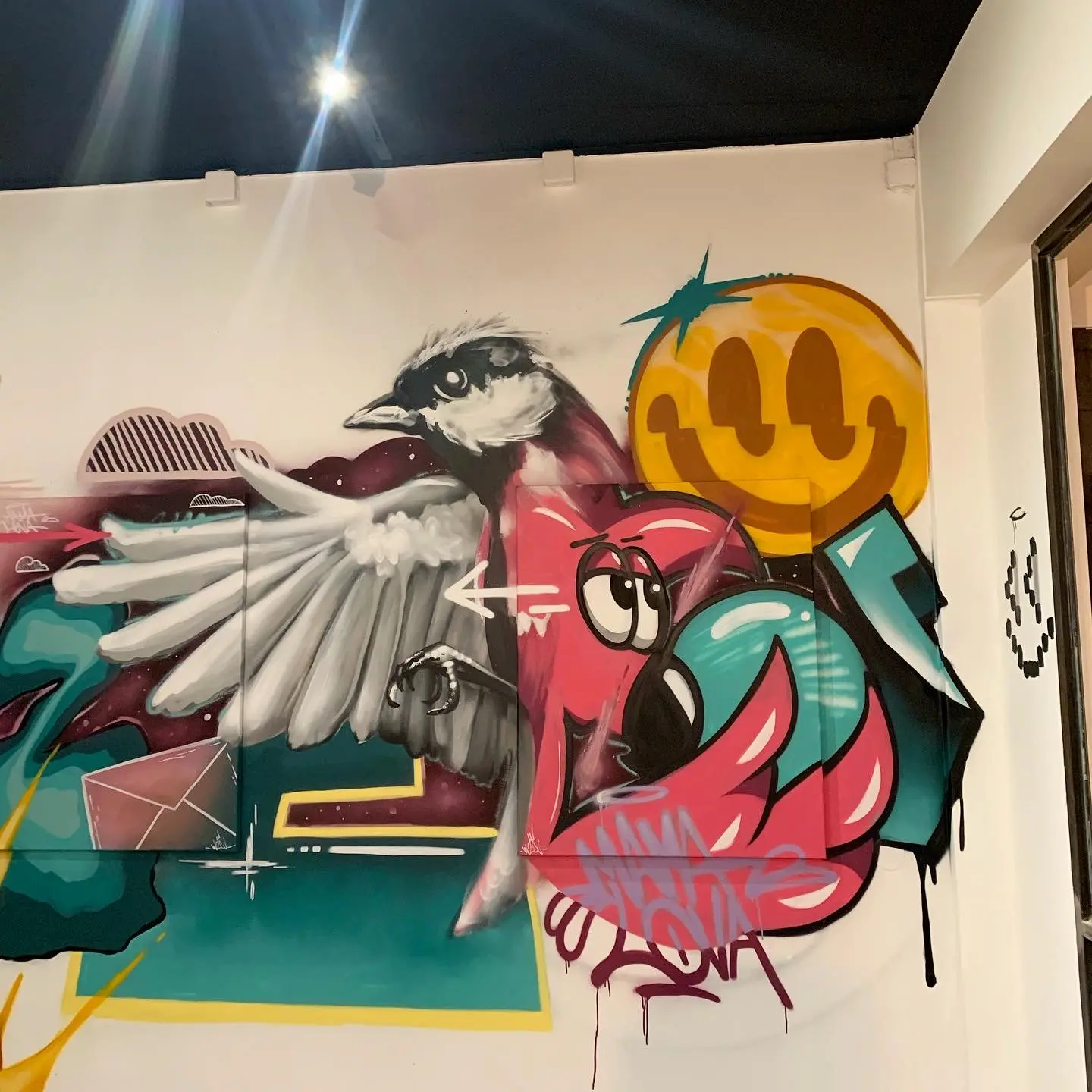Fresque de Hugo W2CJ à l'exposition de La Conciergerie de Metz, 2020 : Roger le Flamant Rose aux côtés d'un oiseau gris en vol et d'un smiley jaune