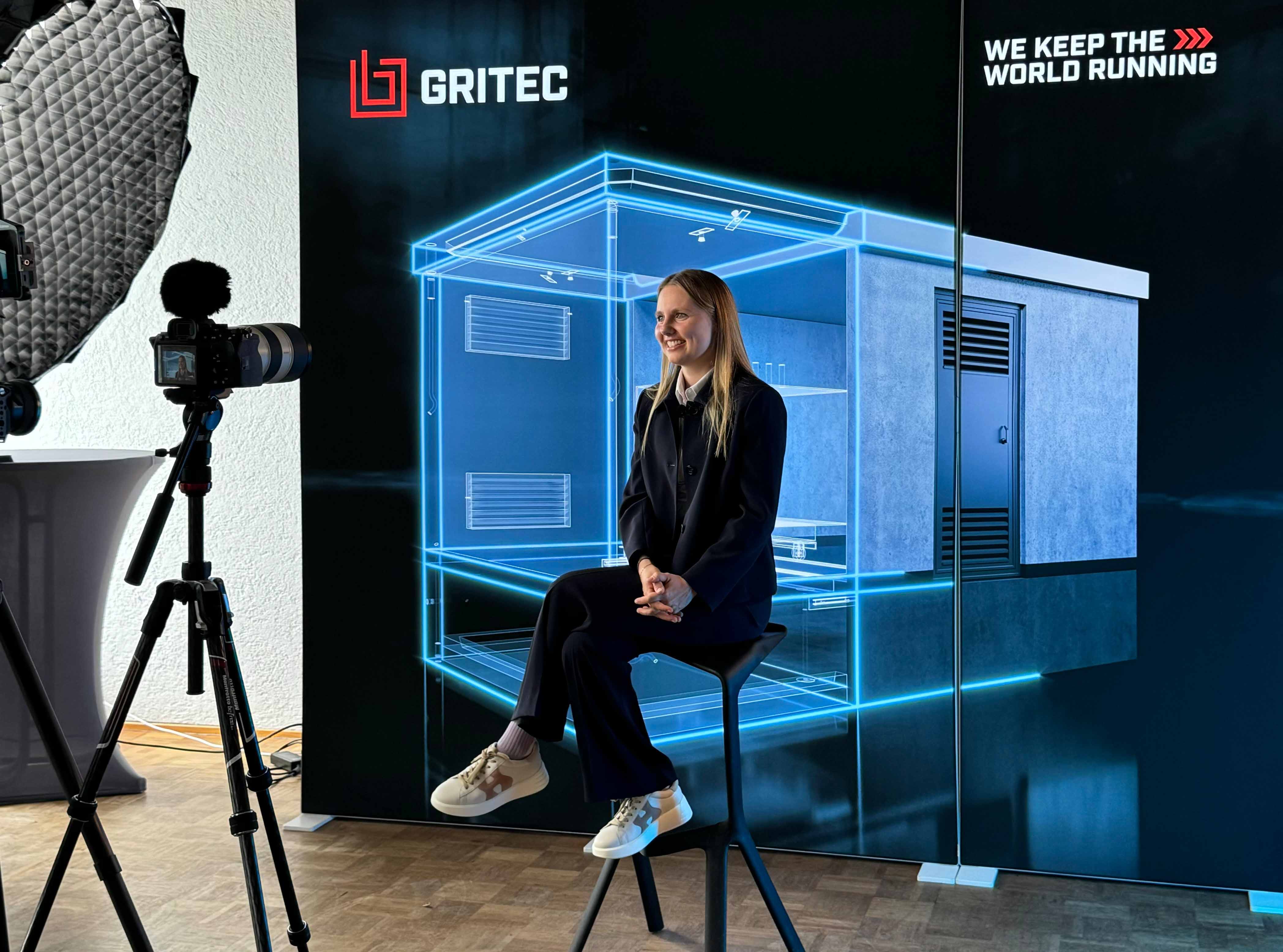 Sophia Pfeffer beim Vortrag „Smart Grid LAB" in einer beleuchteten Trafostation auf der Gritec-Messe