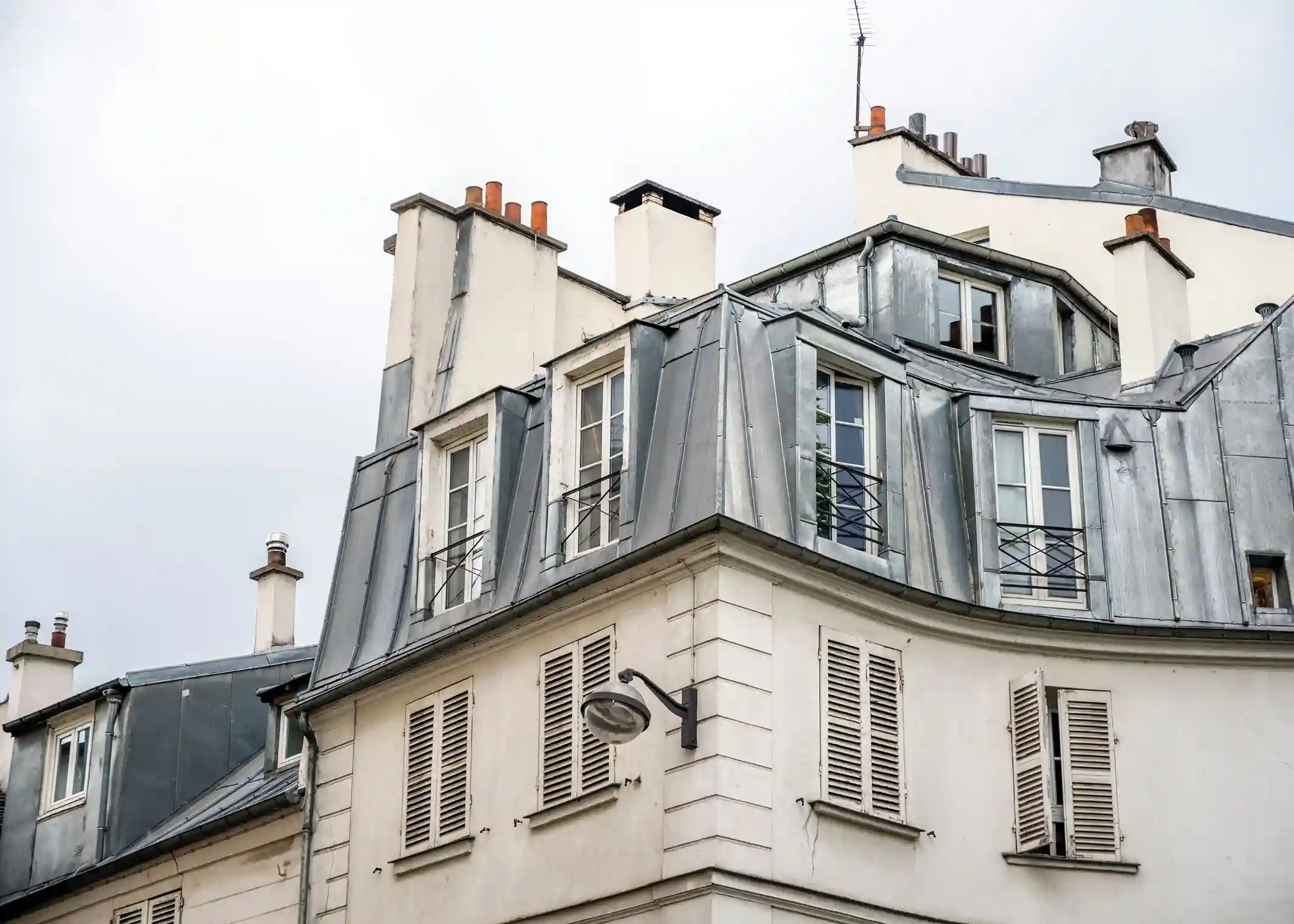 Façades claires et toitures en zinc, signatures du bâti du 11ᵉ arrondissement de Paris
