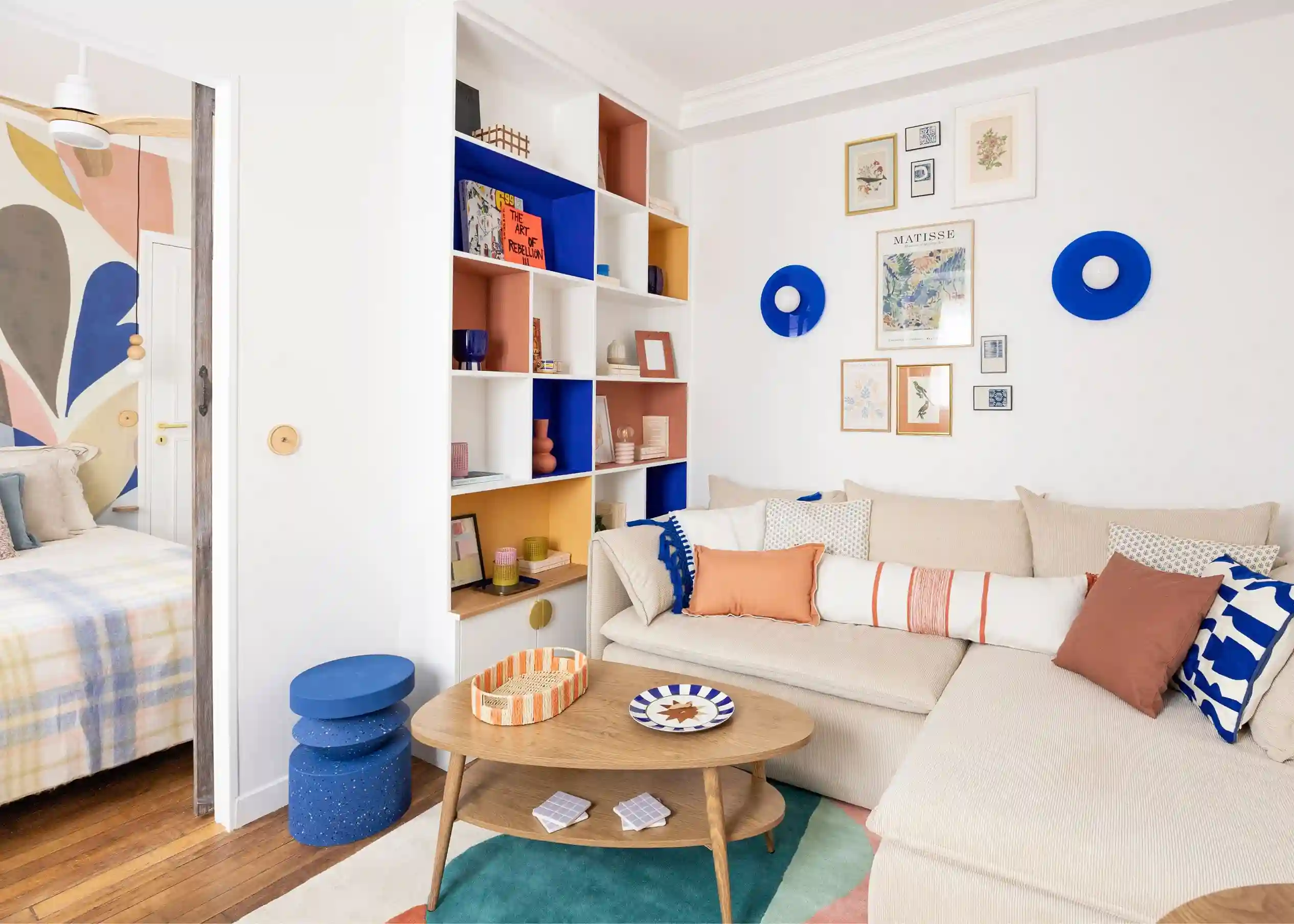 Chez Perrine par Maison Kyka, une rénovation inspirée des voyages de la propriétaire et de l'identité arty du quartier