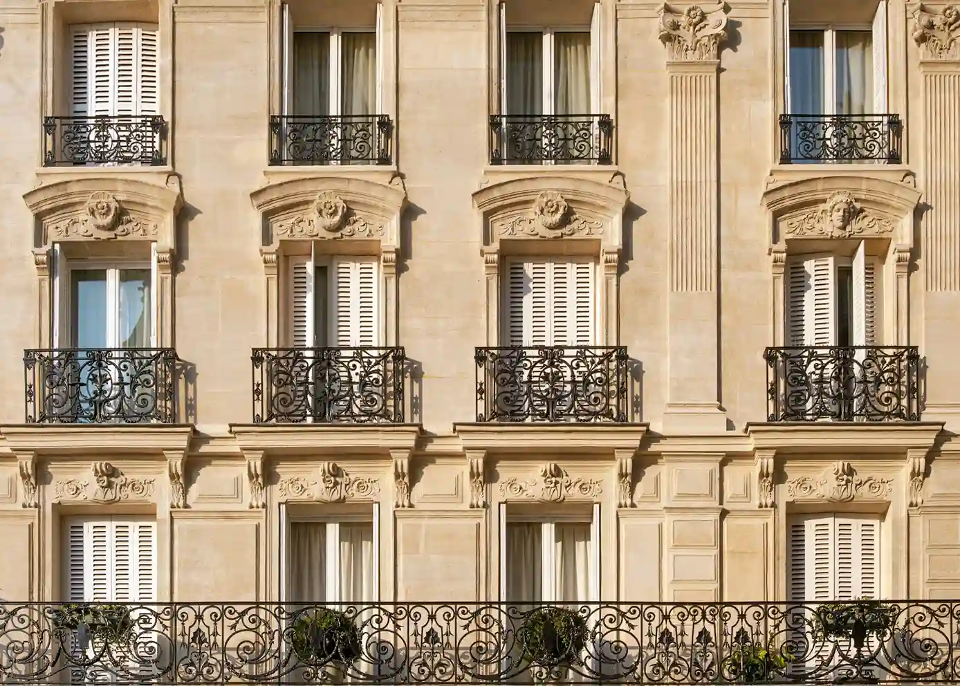 Façades haussmanniennes d'un immeuble sur les quais de Seine