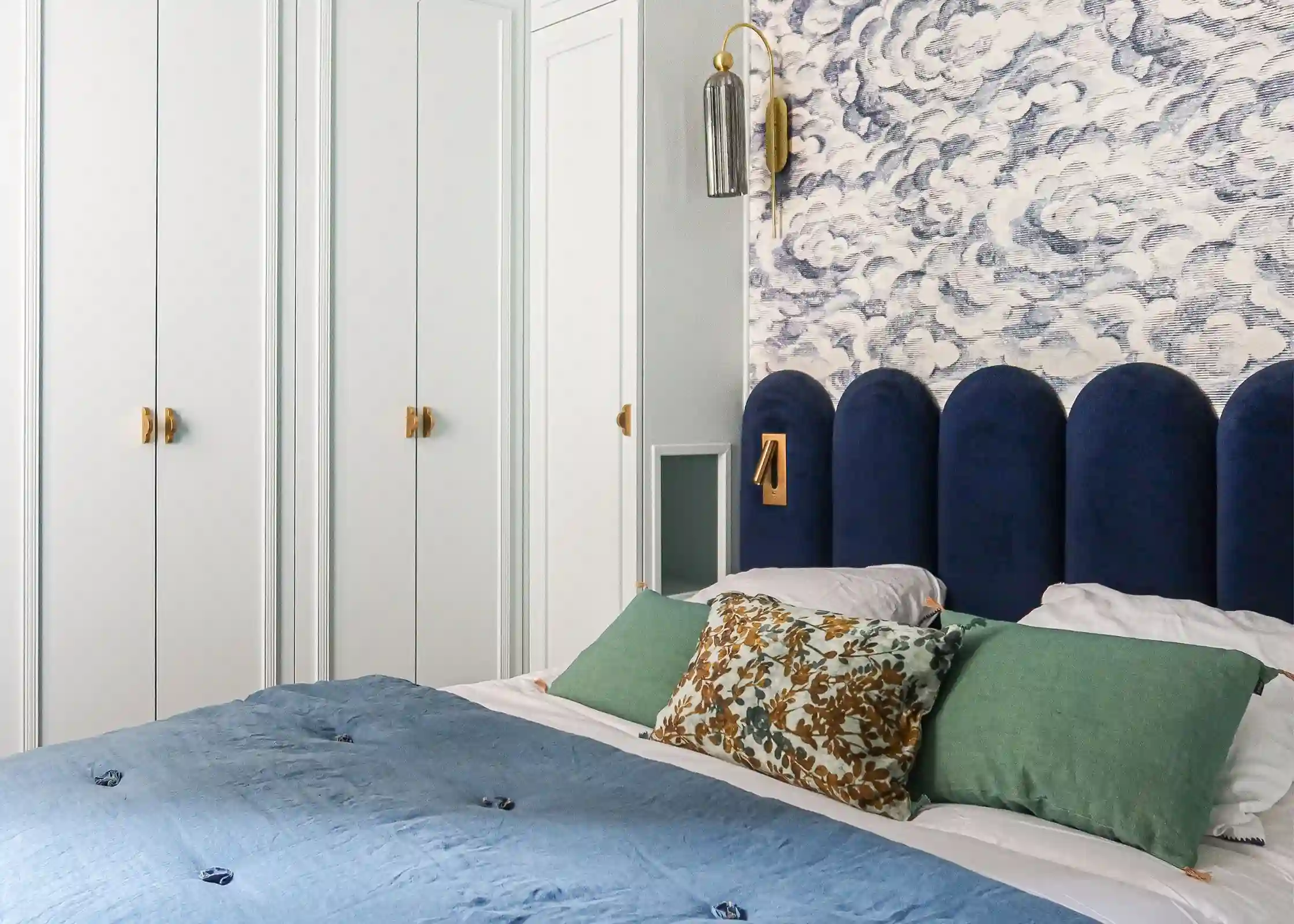 Chez Jade par Maison Kyka, où le papier peint est posé façon tête de lit