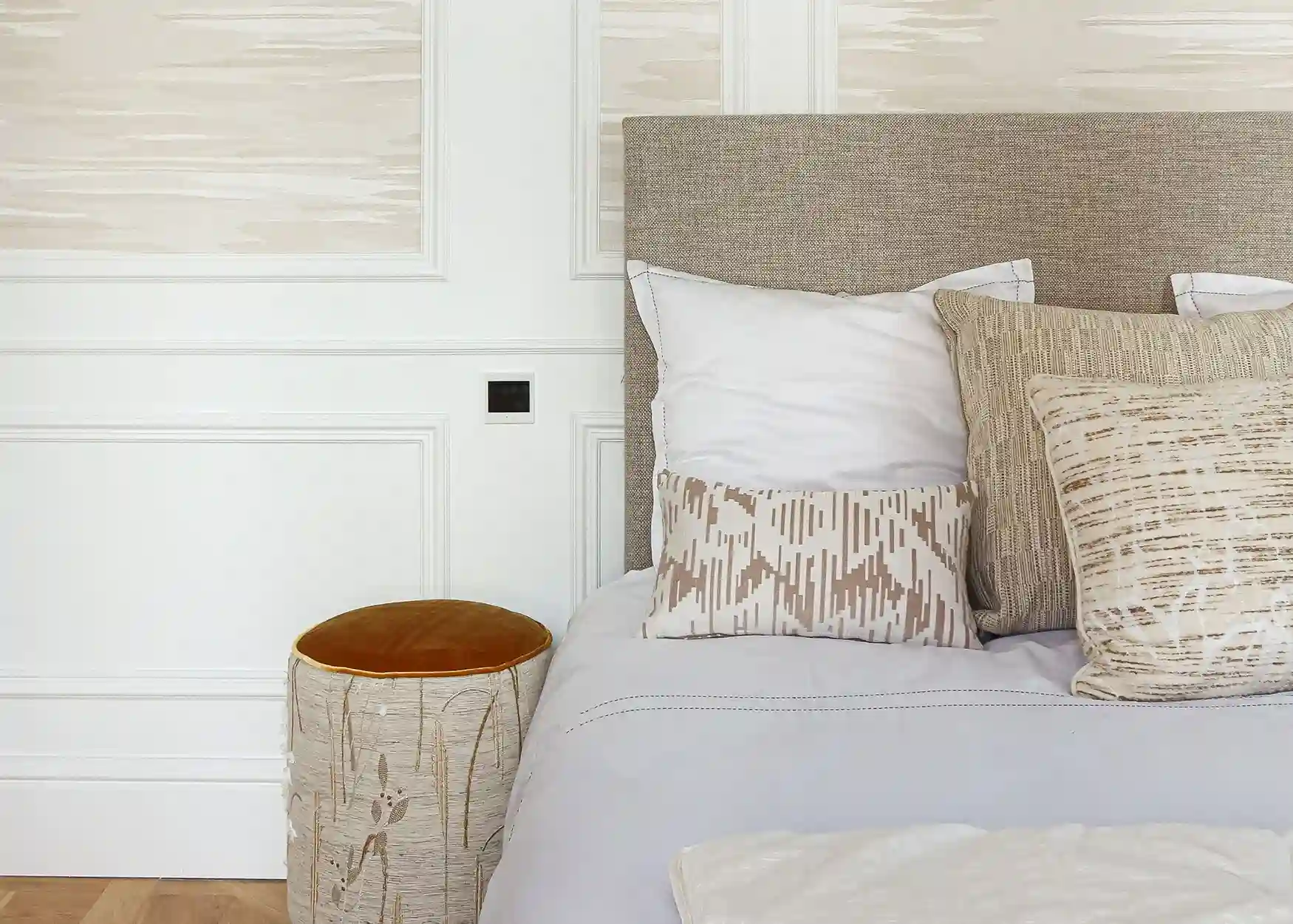 Chez Emmanuelle par Maison Kyka, où la suite parentale dégage une atmosphère zen du mobilier au papier peint