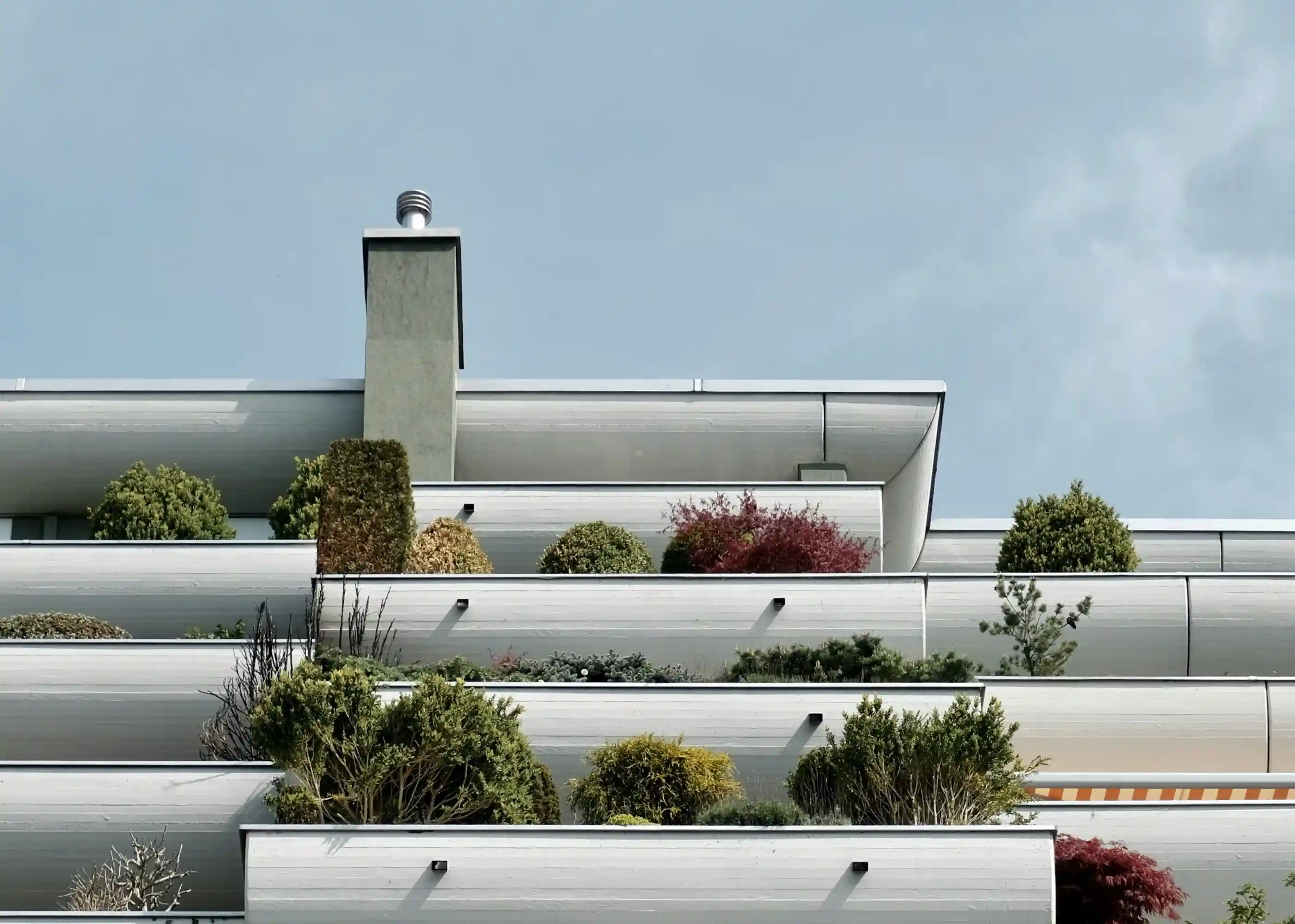 Terrasses végétalisées d’un immeuble moderniste, ©Berke Can