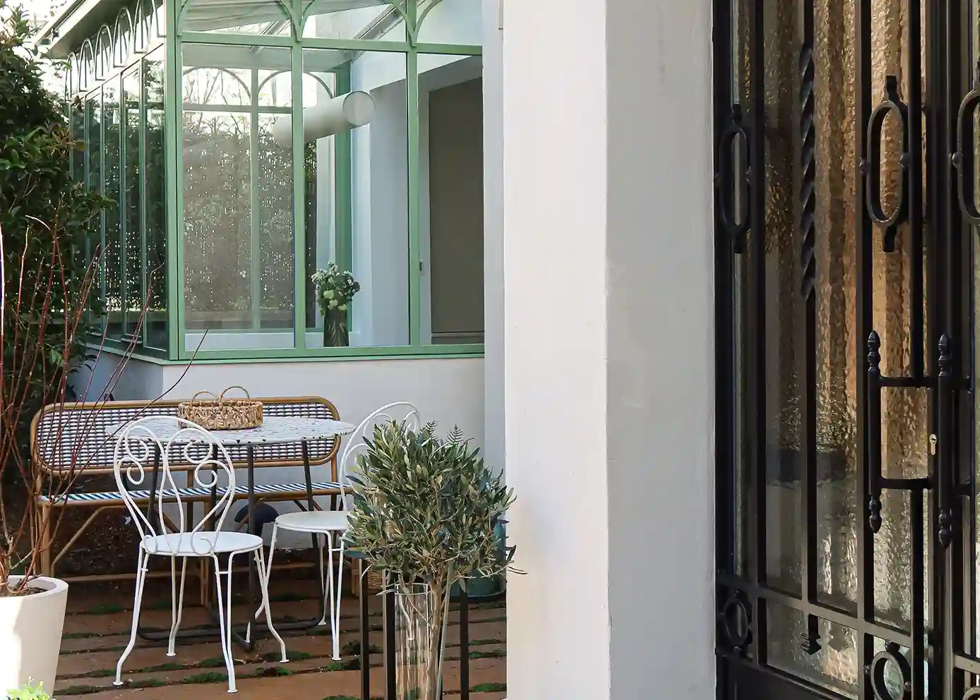 Terrasse parisienne jouxtant la véranda, effet intérieur-extérieur, ©Maison Kyka